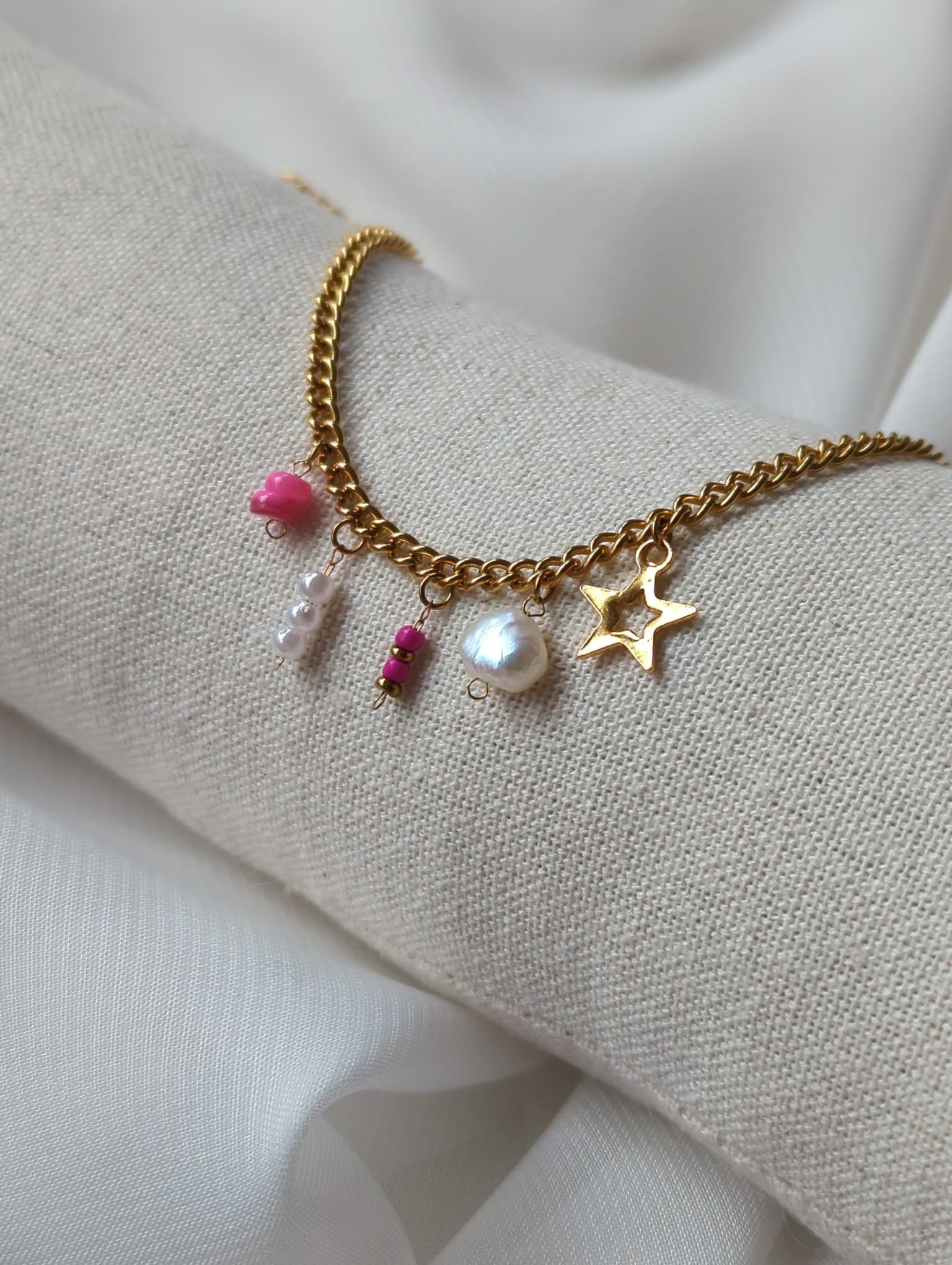 Bracelet doré en acier inoxydable avec breloques rose fuchsia et perle d'eau douce