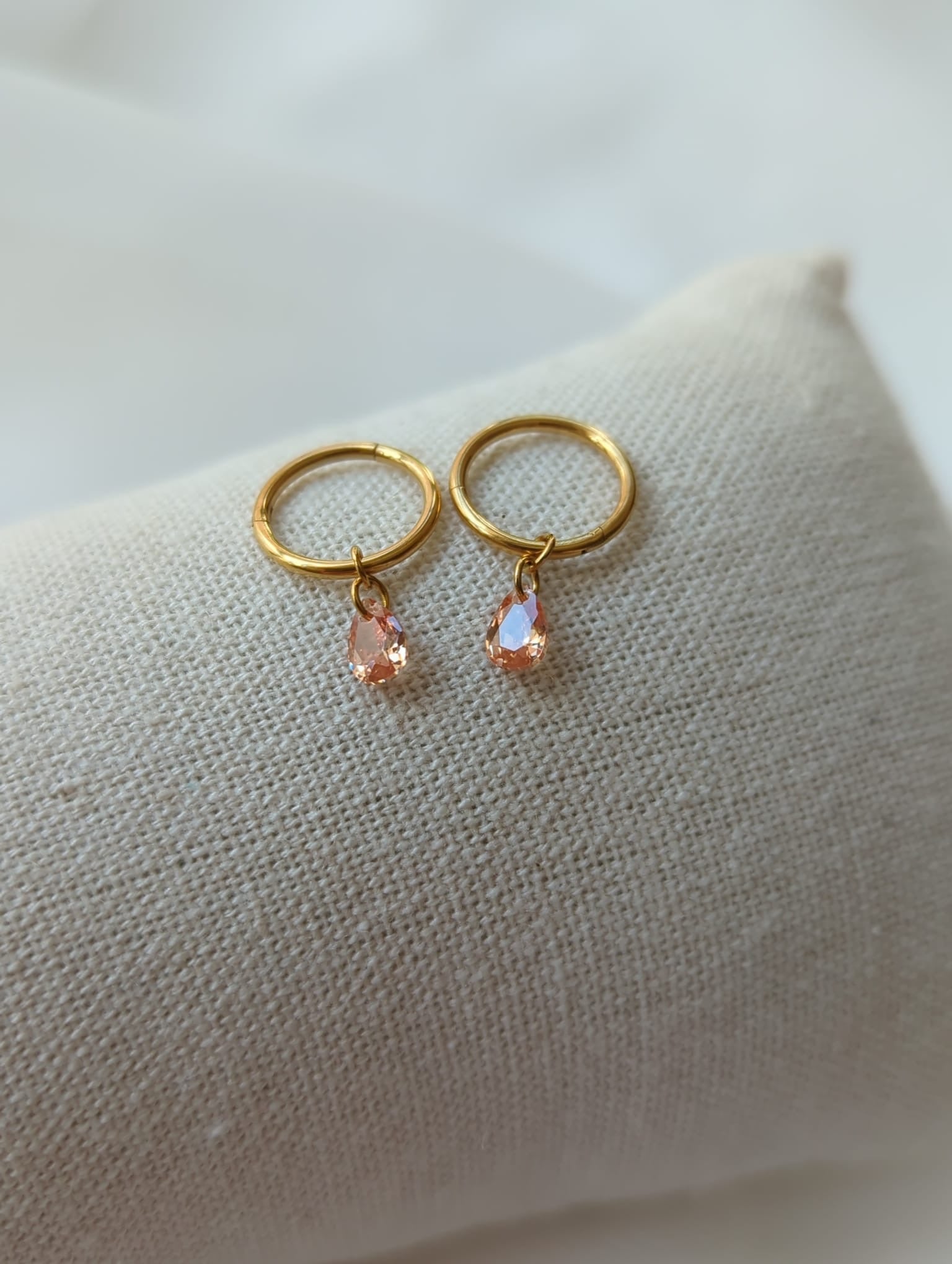 Boucles d'oreilles en titane avec des zircons – 10 mm