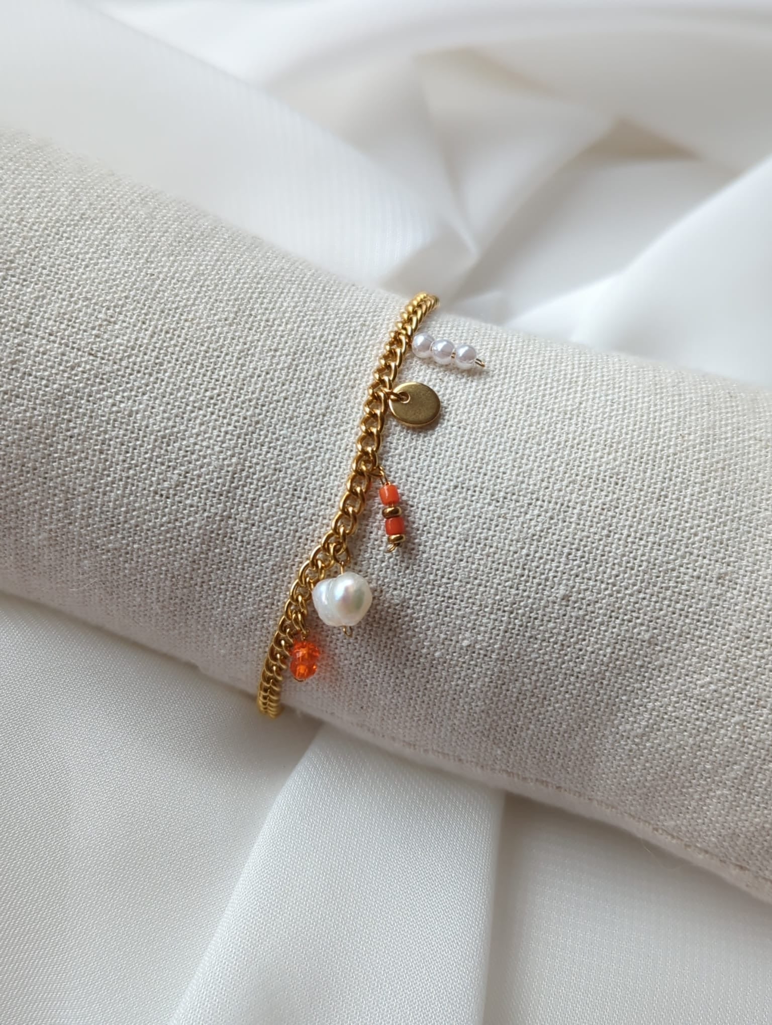 Bracelet doré en acier inoxydable avec breloques orange et perle d'eau douce