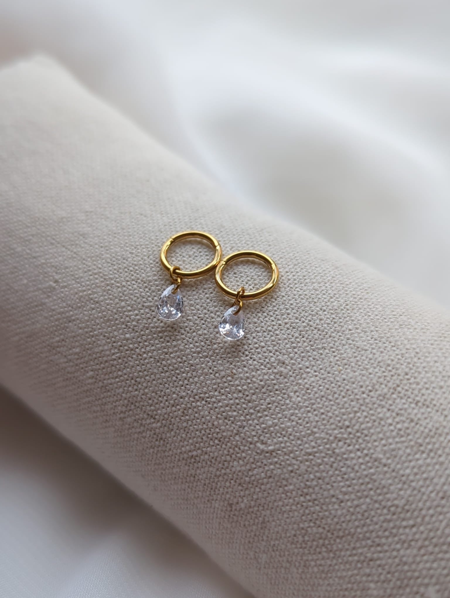 Boucles d'oreilles en titane avec des zircons – 8 mm