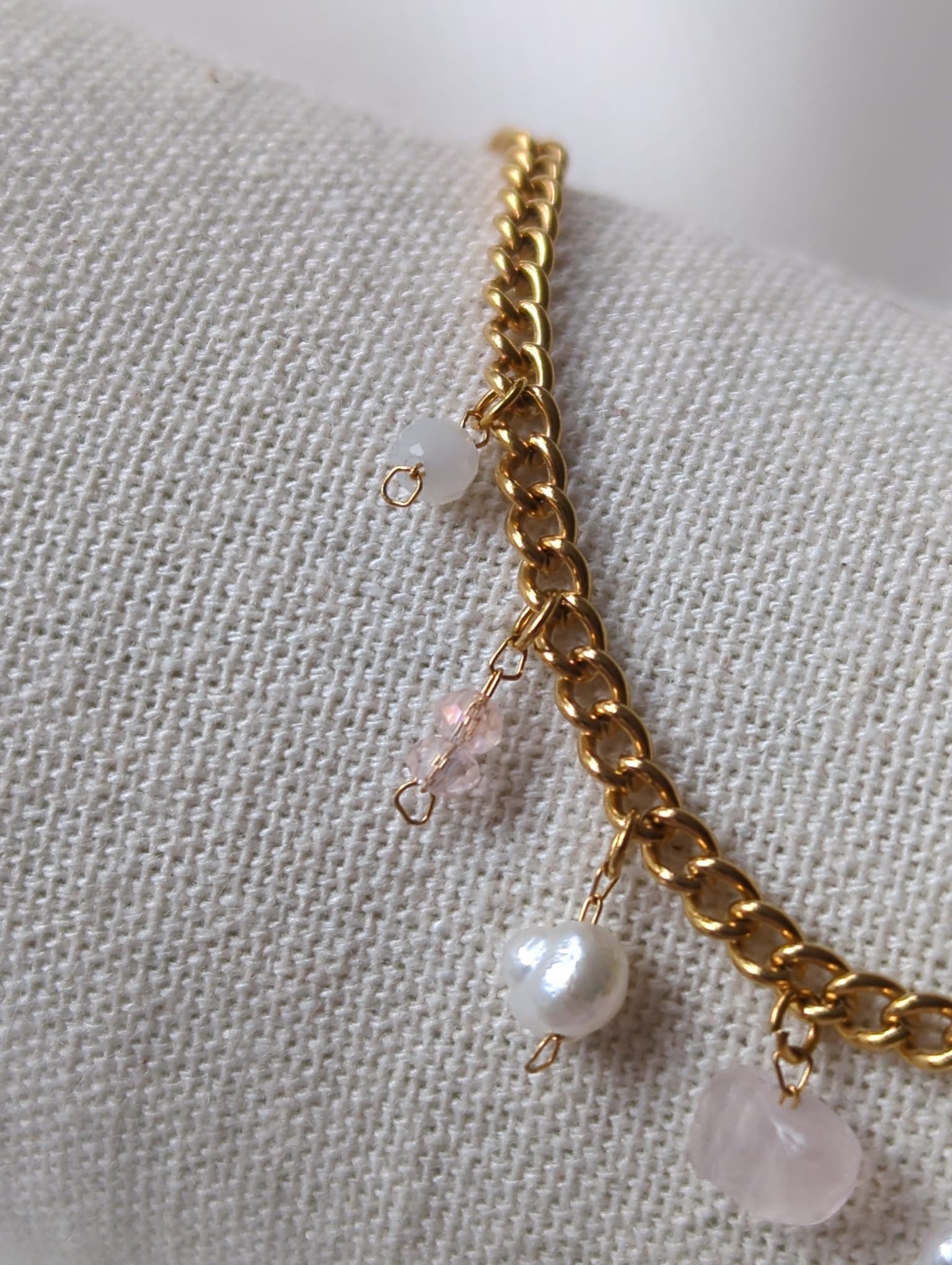 Bracelet doré en acier inoxydable avec perle d'eau douce et une pierre de quartz rose