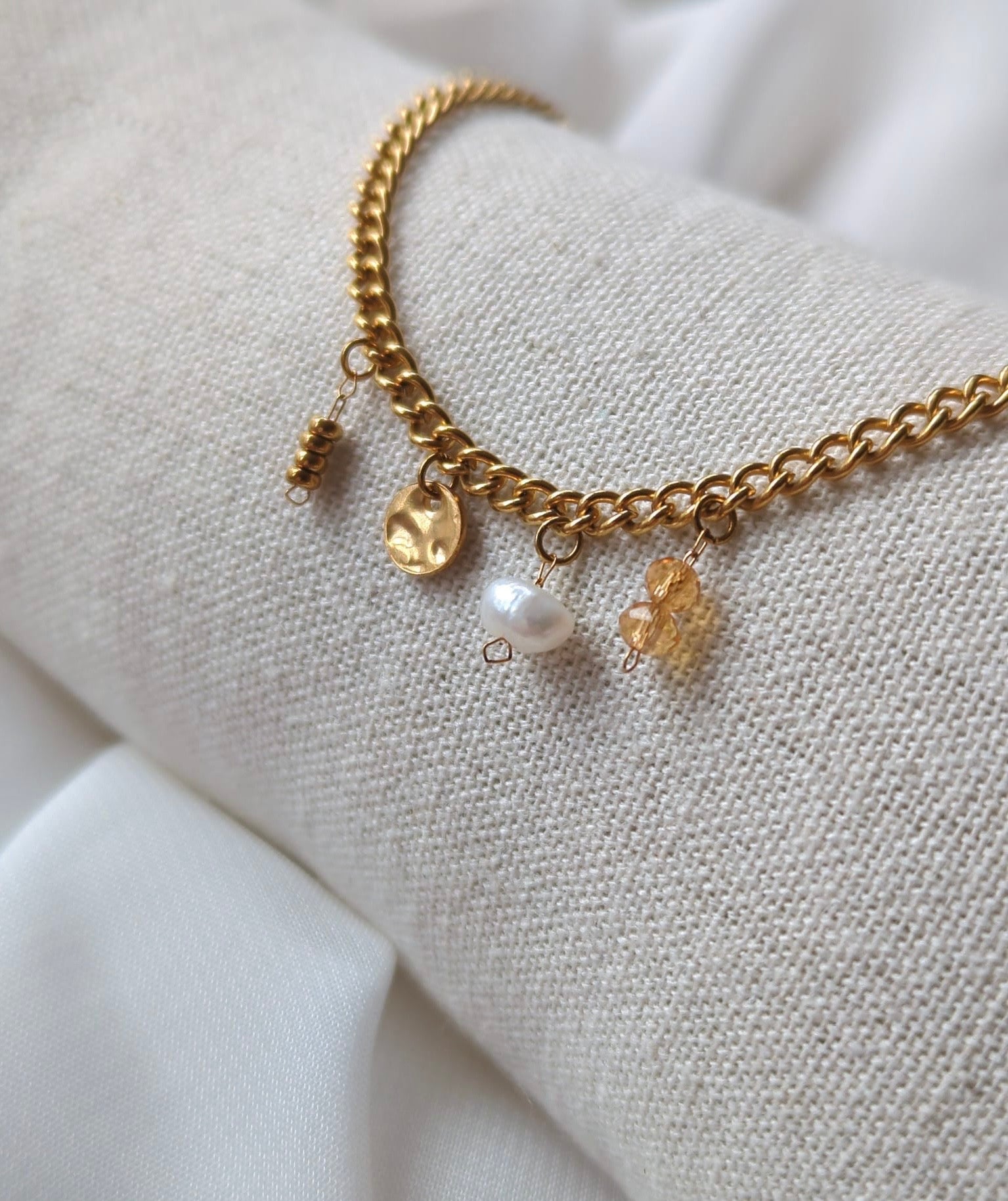 Bracelet doré en acier inoxydable avec breloques dorées et perle d'eau douce