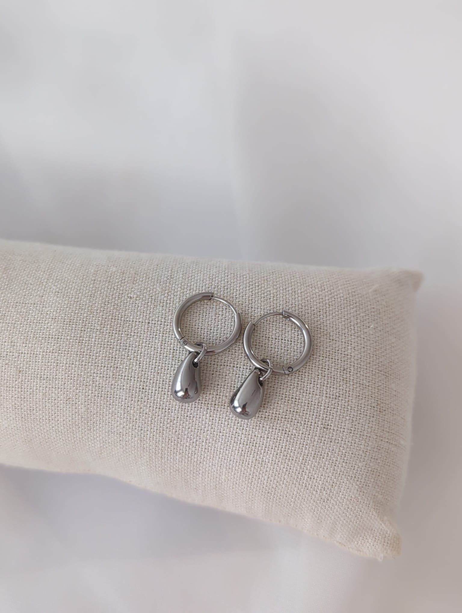 Boucles d'oreilles argentées en acier inoxydable avec breloques en forme de gouttes