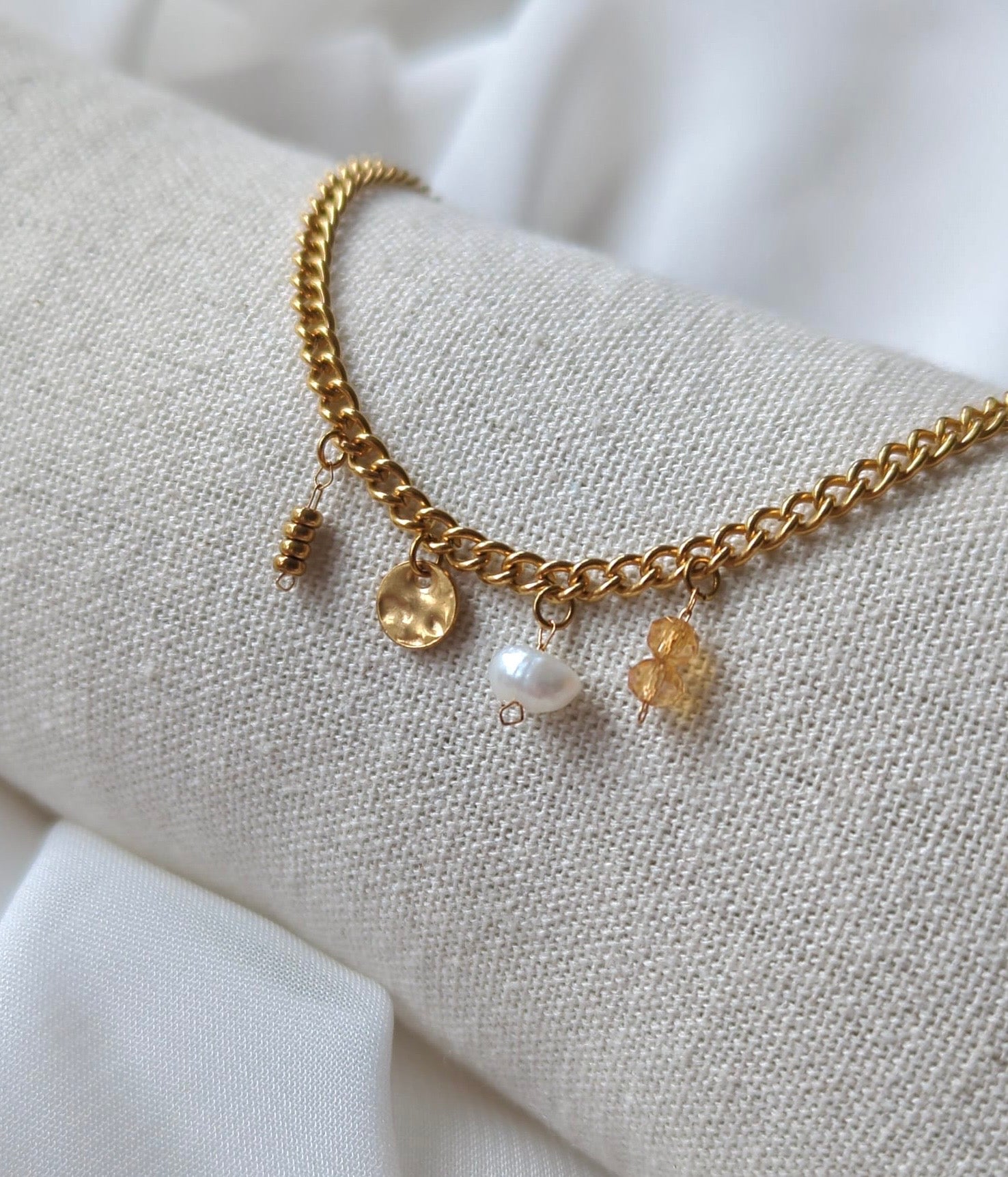 Bracelet doré en acier inoxydable avec breloques dorées et perle d'eau douce