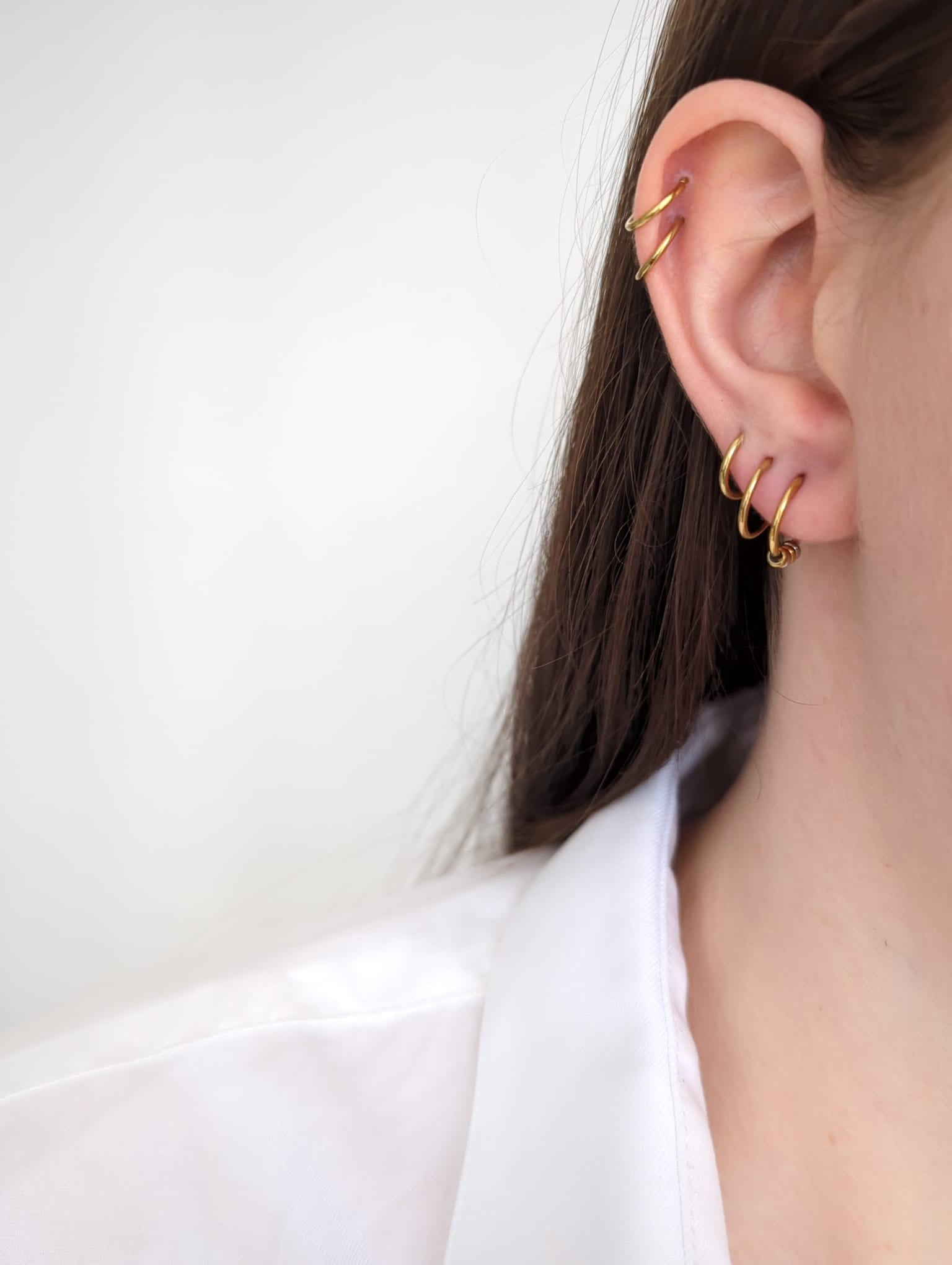 Boucles d'oreilles dorées en titane avec des perles dorées et argentées