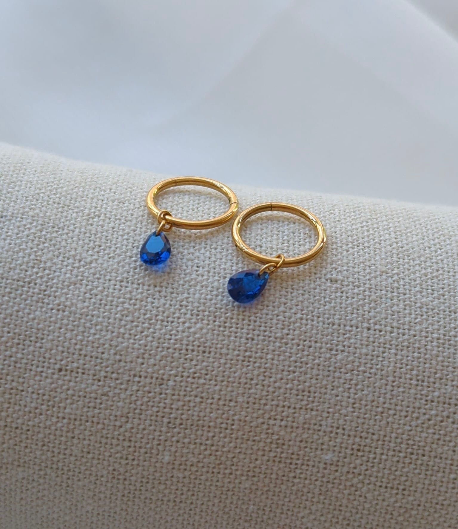 Boucles d'oreilles en titane avec des zircons – 10 mm