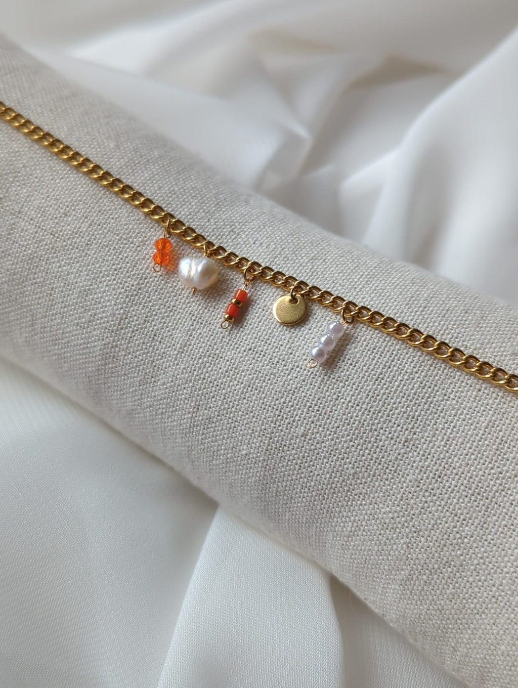 Bracelet doré en acier inoxydable avec breloques orange et perle d'eau douce