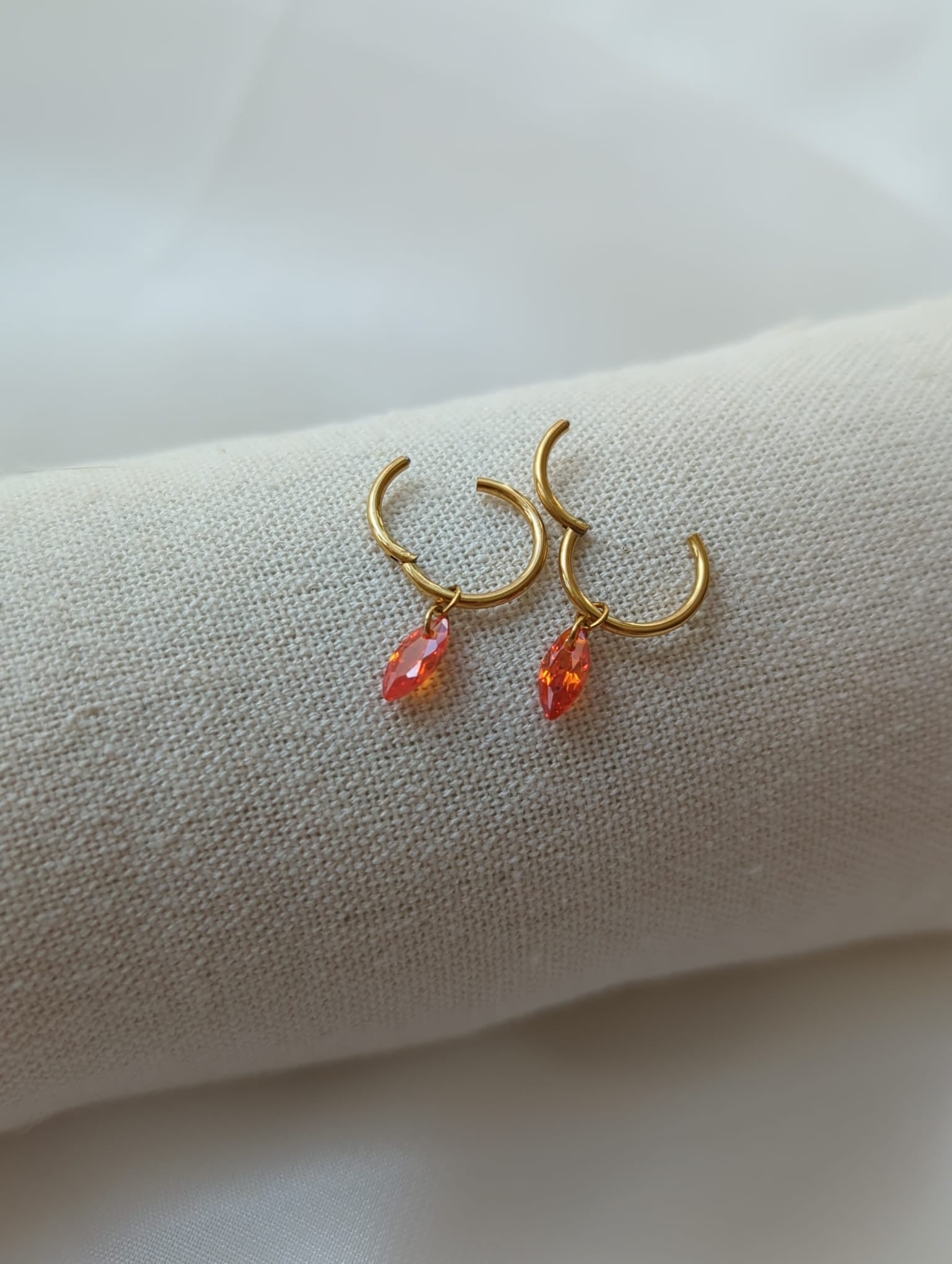 Boucles d'oreilles en titane avec des zircons oranges taille Marquise – 10mm