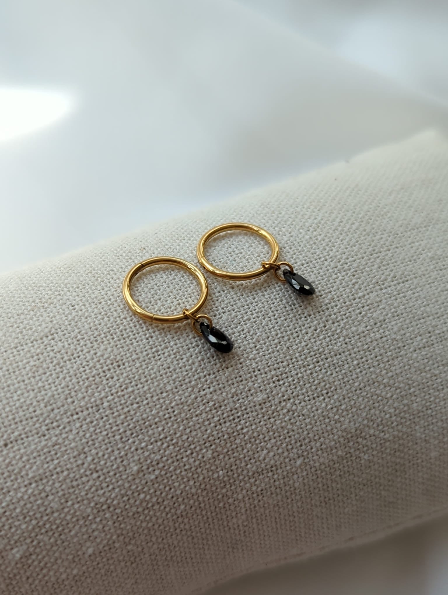 Boucles d'oreilles en titane avec des zircons – 10 mm