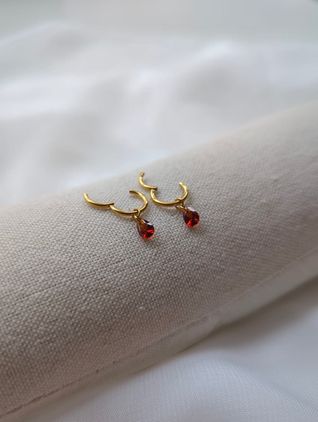 Boucles d'oreilles en titane avec des zircons – 8 mm