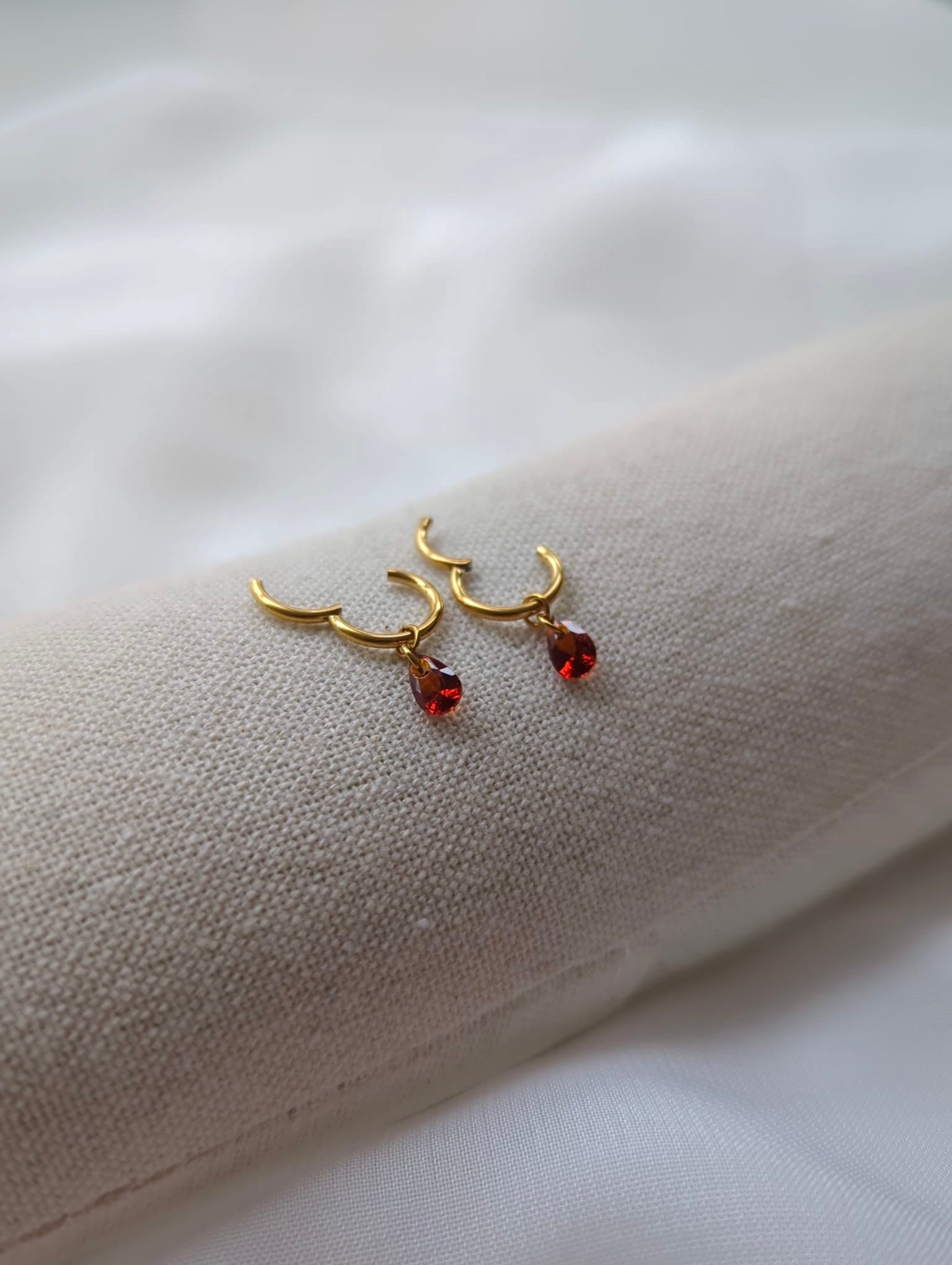 Boucles d'oreilles en titane avec des zircons – 8 mm