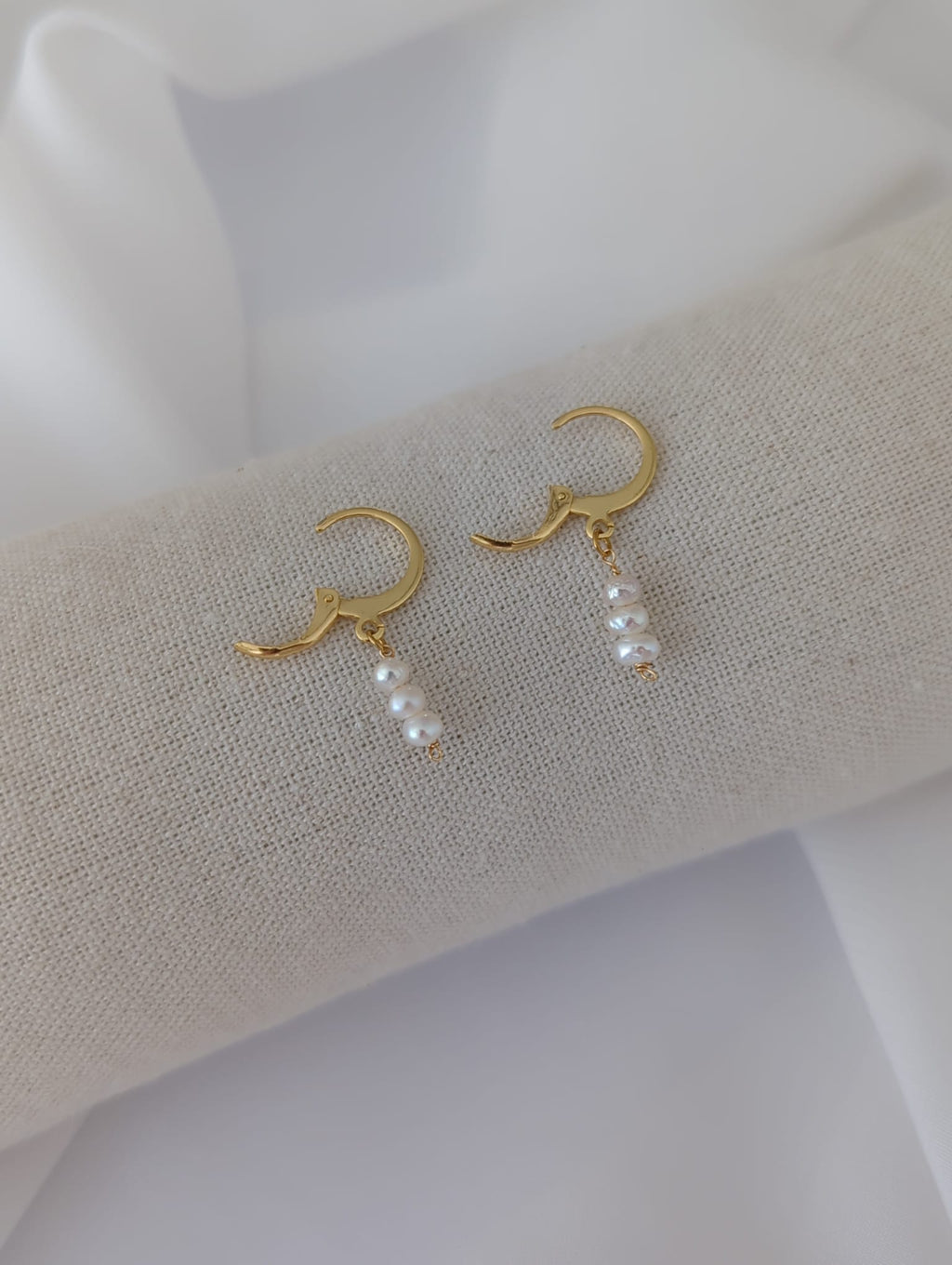 Boucles d'oreilles en acier inoxydable avec des petites perles d'eau douce