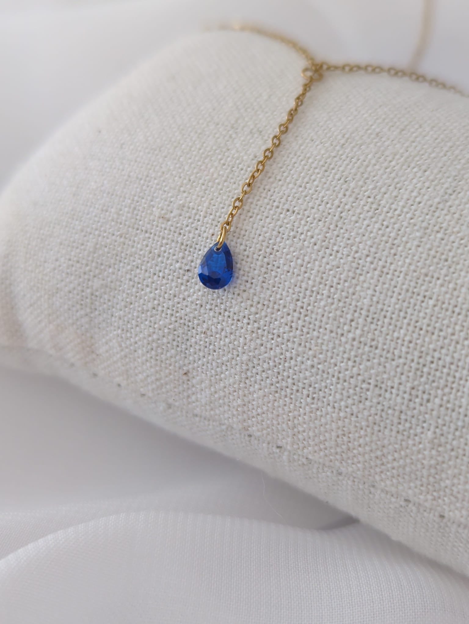 Collier doré en acier inoxydable avec pendentif zircon bleu