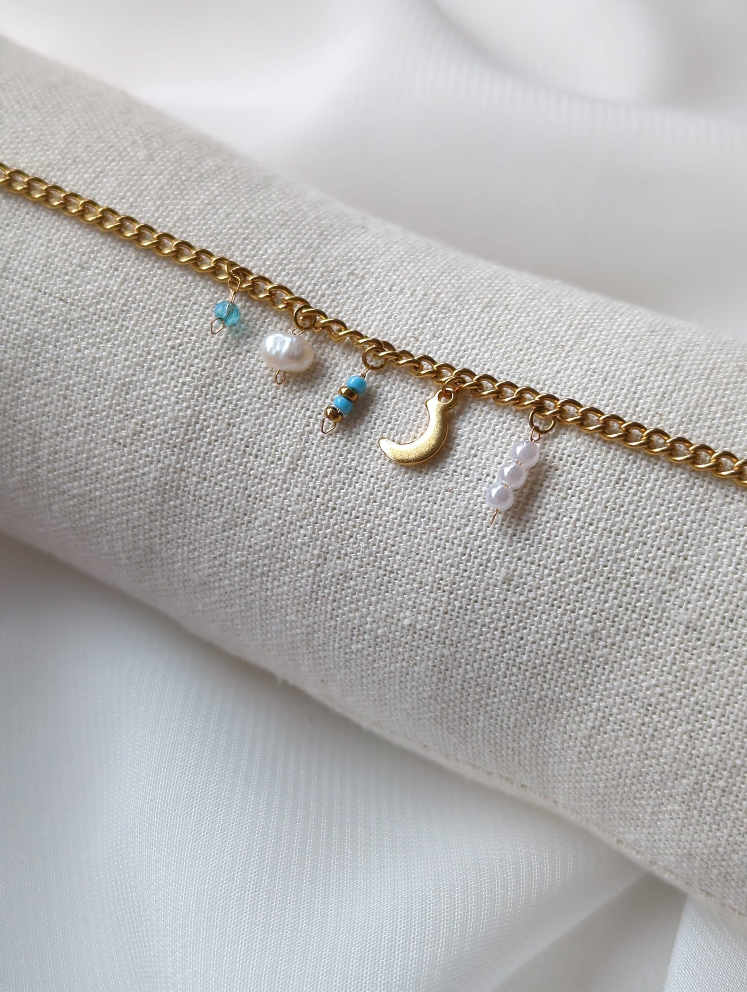 Bracelet doré en acier inoxydable avec breloques bleues clair et perle d’eau douce