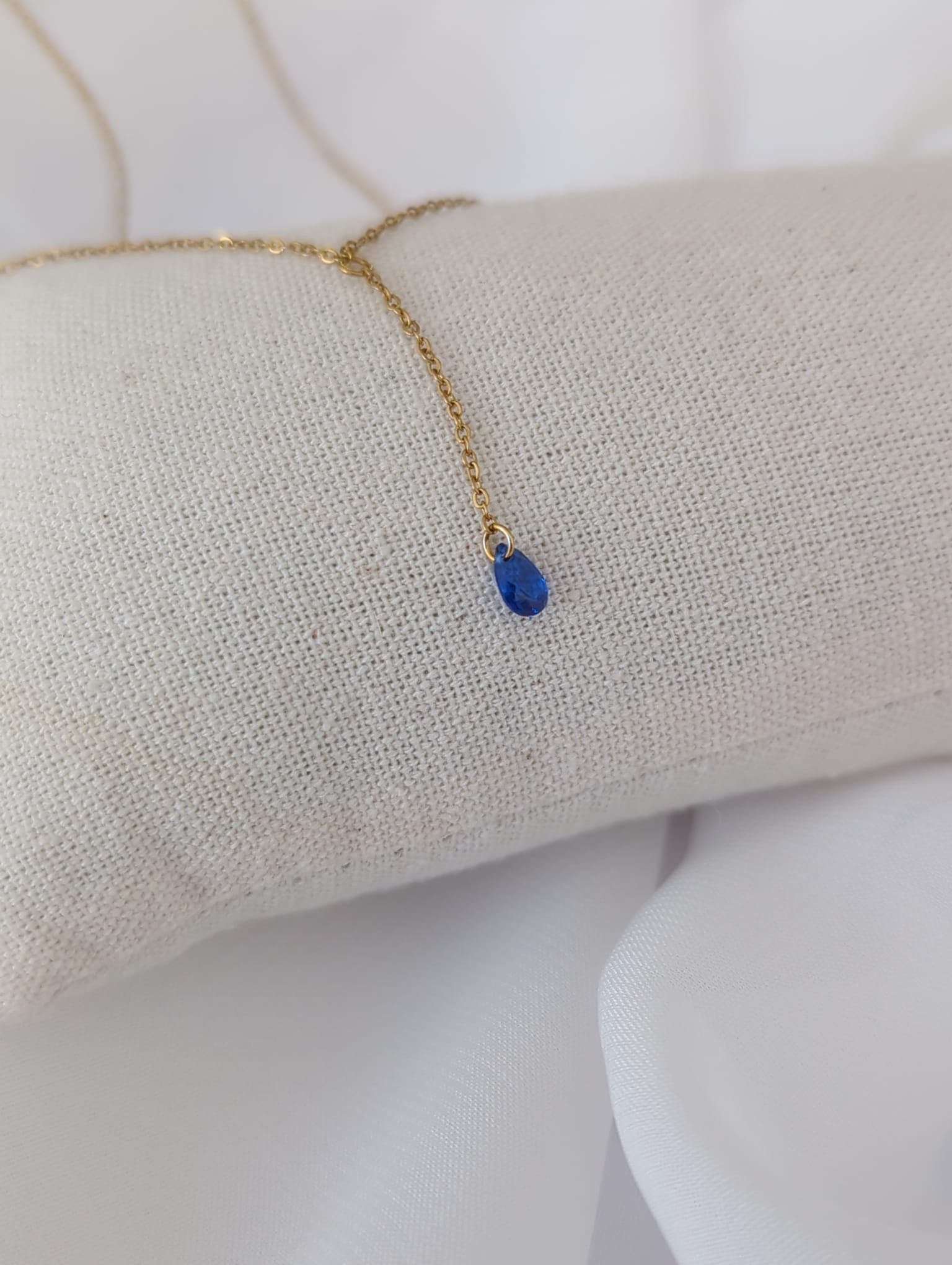 Collier doré en acier inoxydable avec pendentif zircon bleu