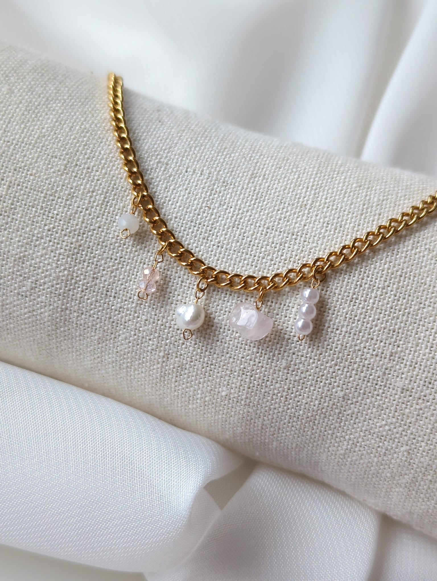 Bracelet doré en acier inoxydable avec perle d'eau douce et une pierre de quartz rose