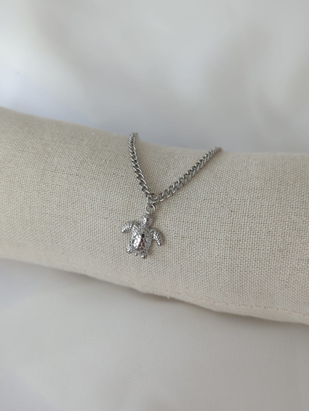 Bracelet argenté en acier inoxydable avec breloque tortue