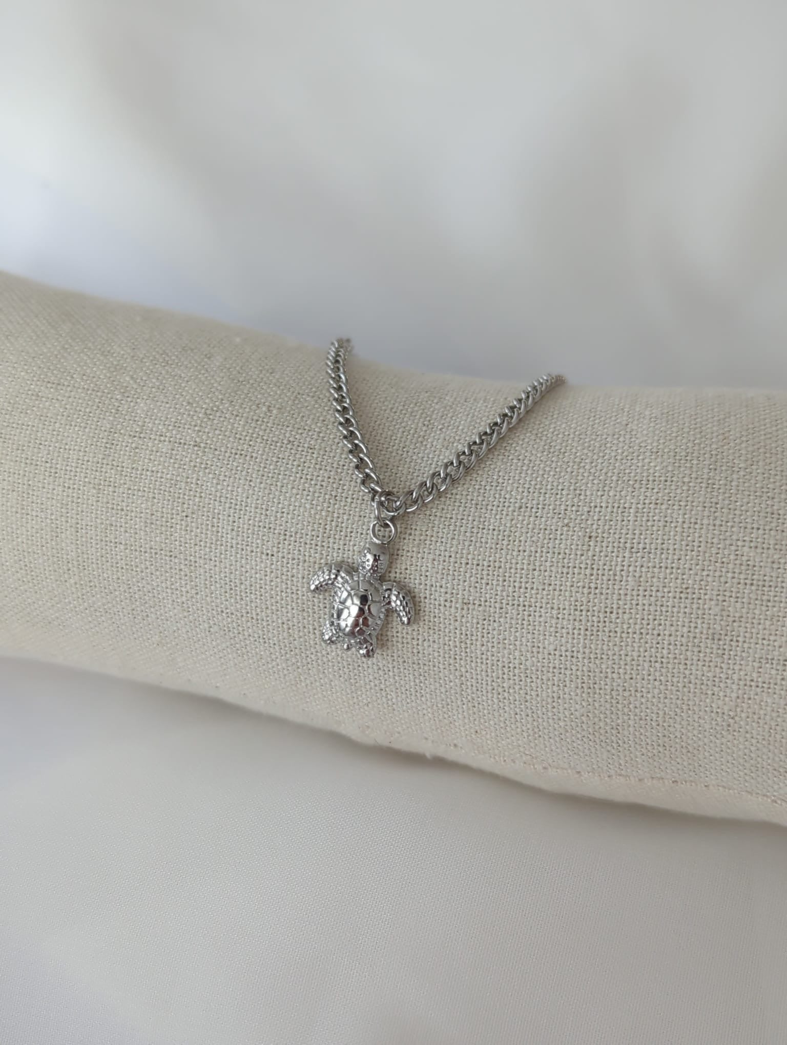 Bracelet argenté en acier inoxydable avec breloque tortue