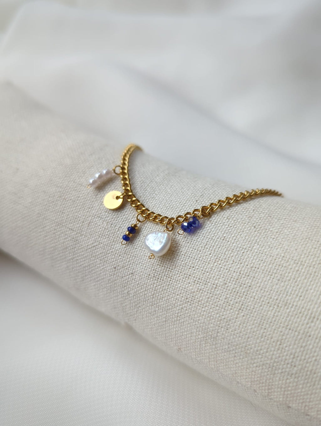 Bracelet doré en acier inoxydable avec breloques bleues et perle d'eau douce