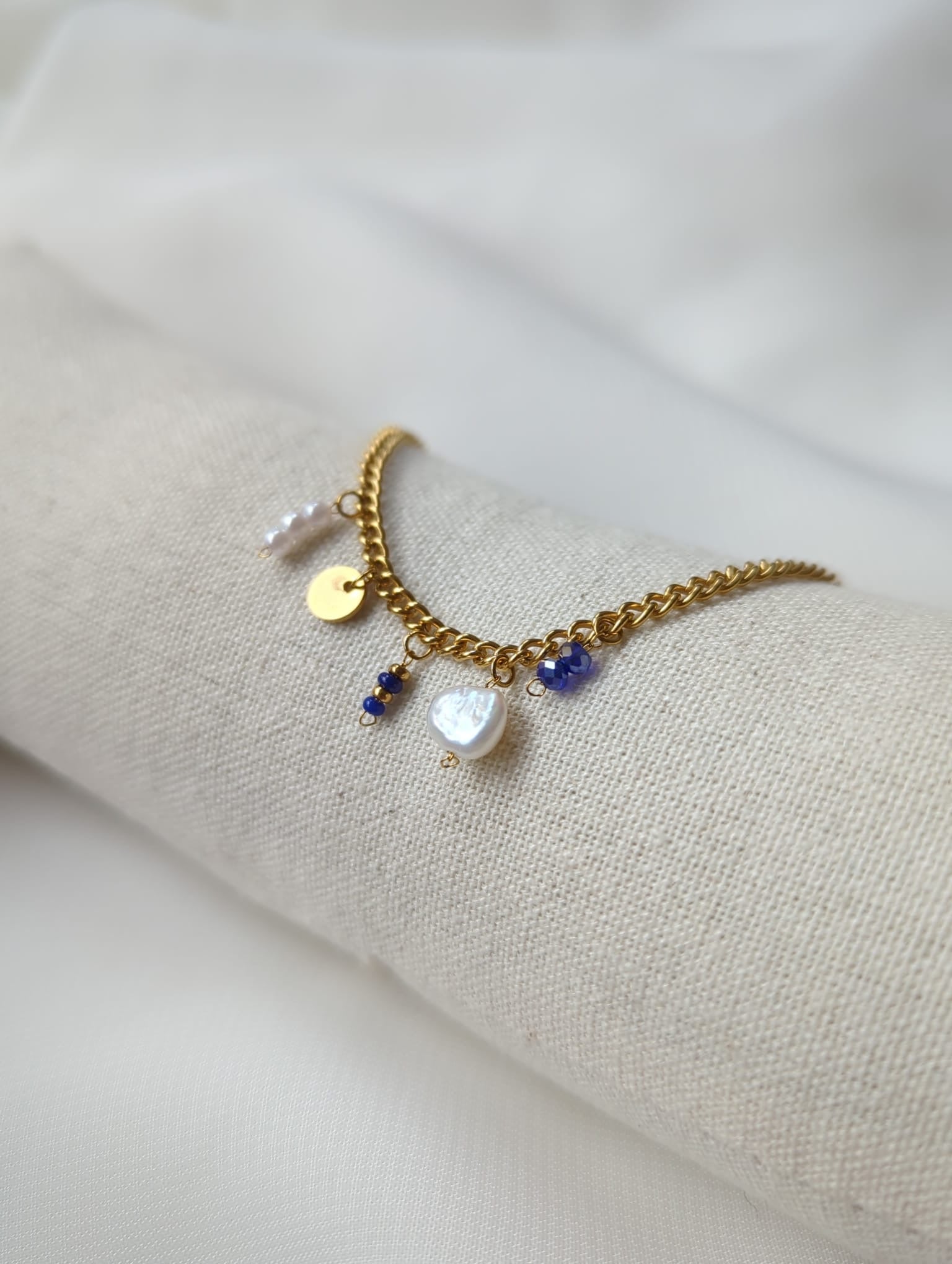 Bracelet doré en acier inoxydable avec breloques bleues et perle d'eau douce