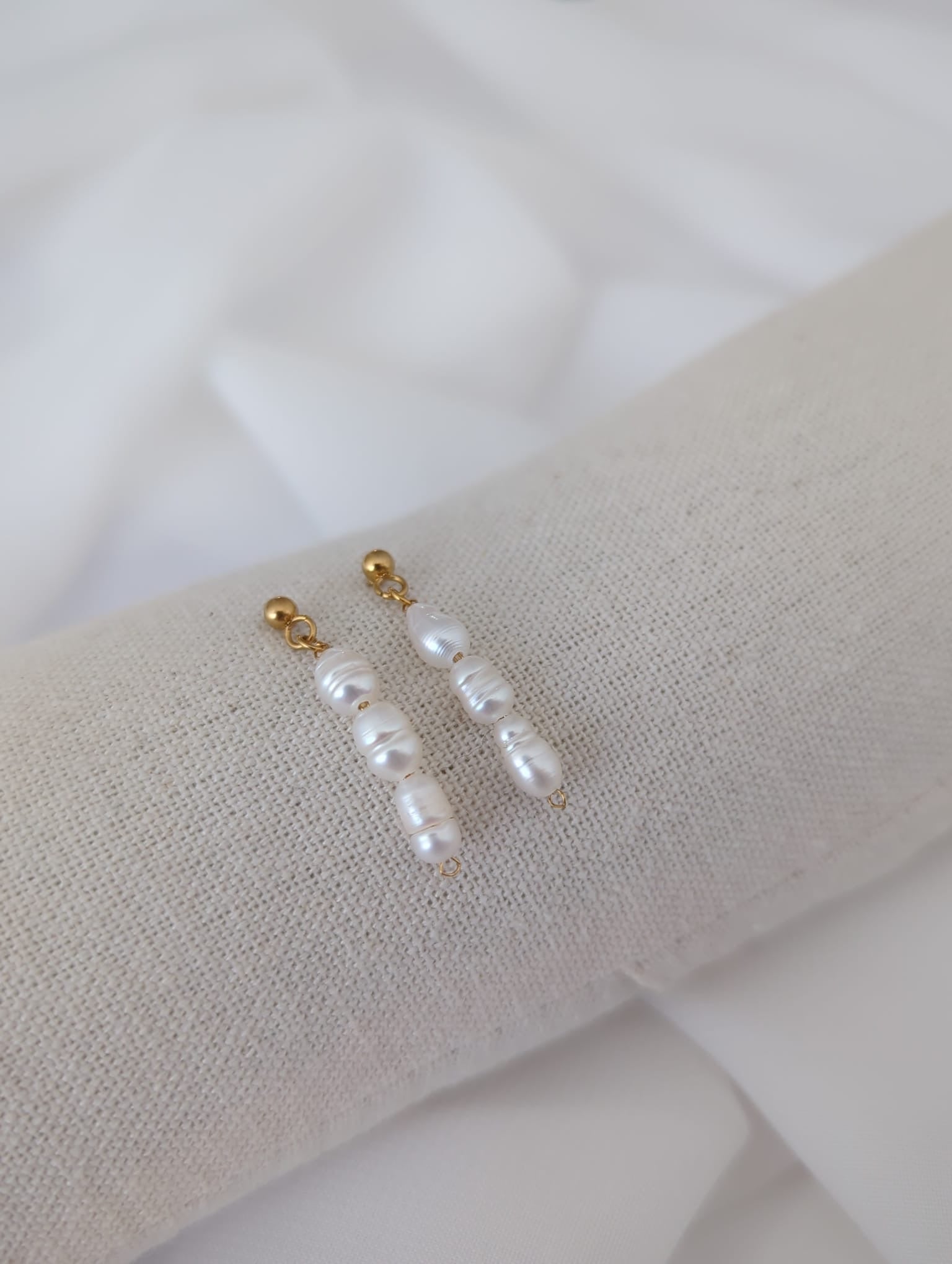 Boucles d’oreilles dorées en acier inoxydable avec des perles d’eau douce