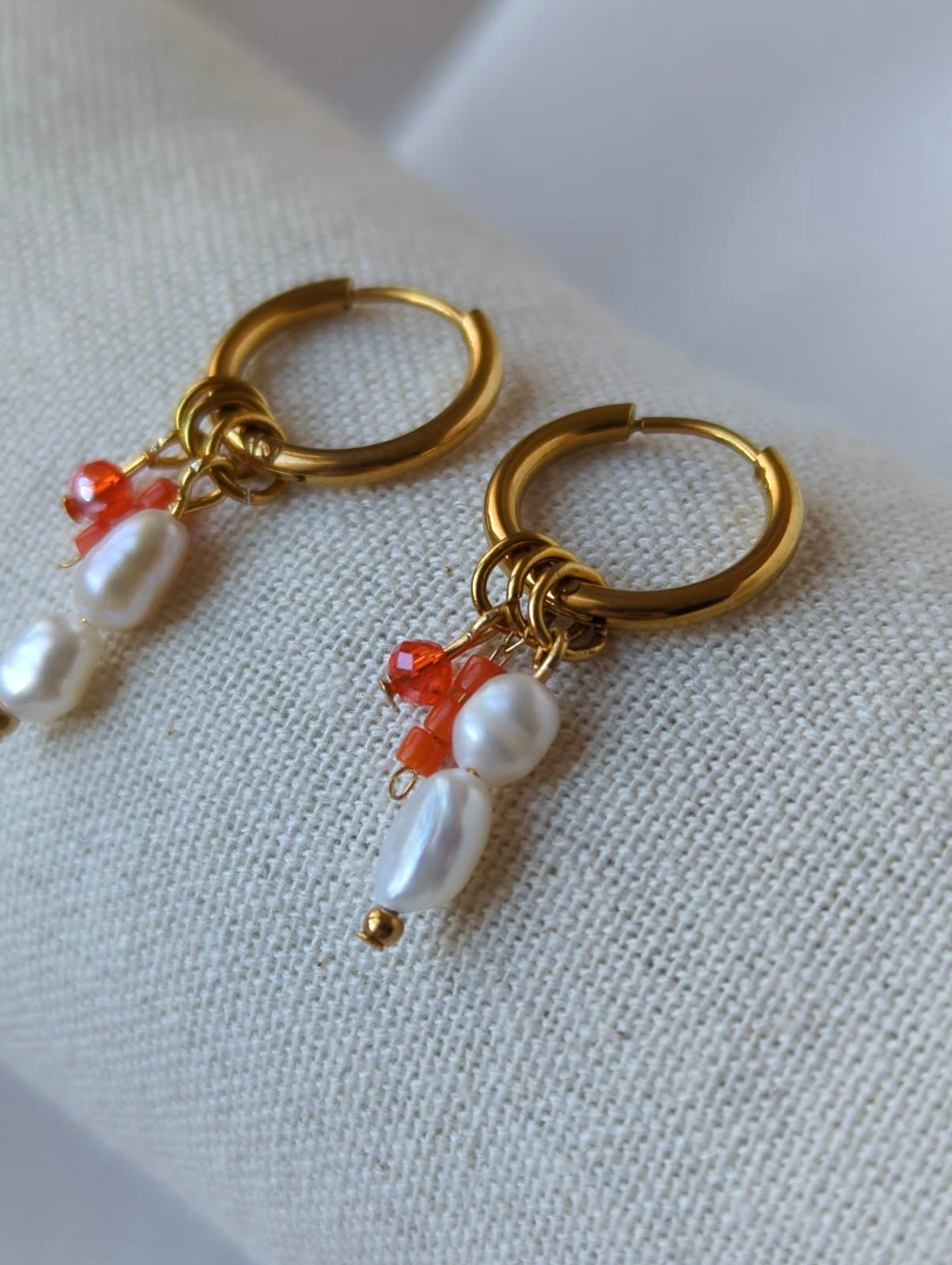 Boucles d'oreilles en acier inoxydable avec des perles d'eau douce et des perles de corail orange