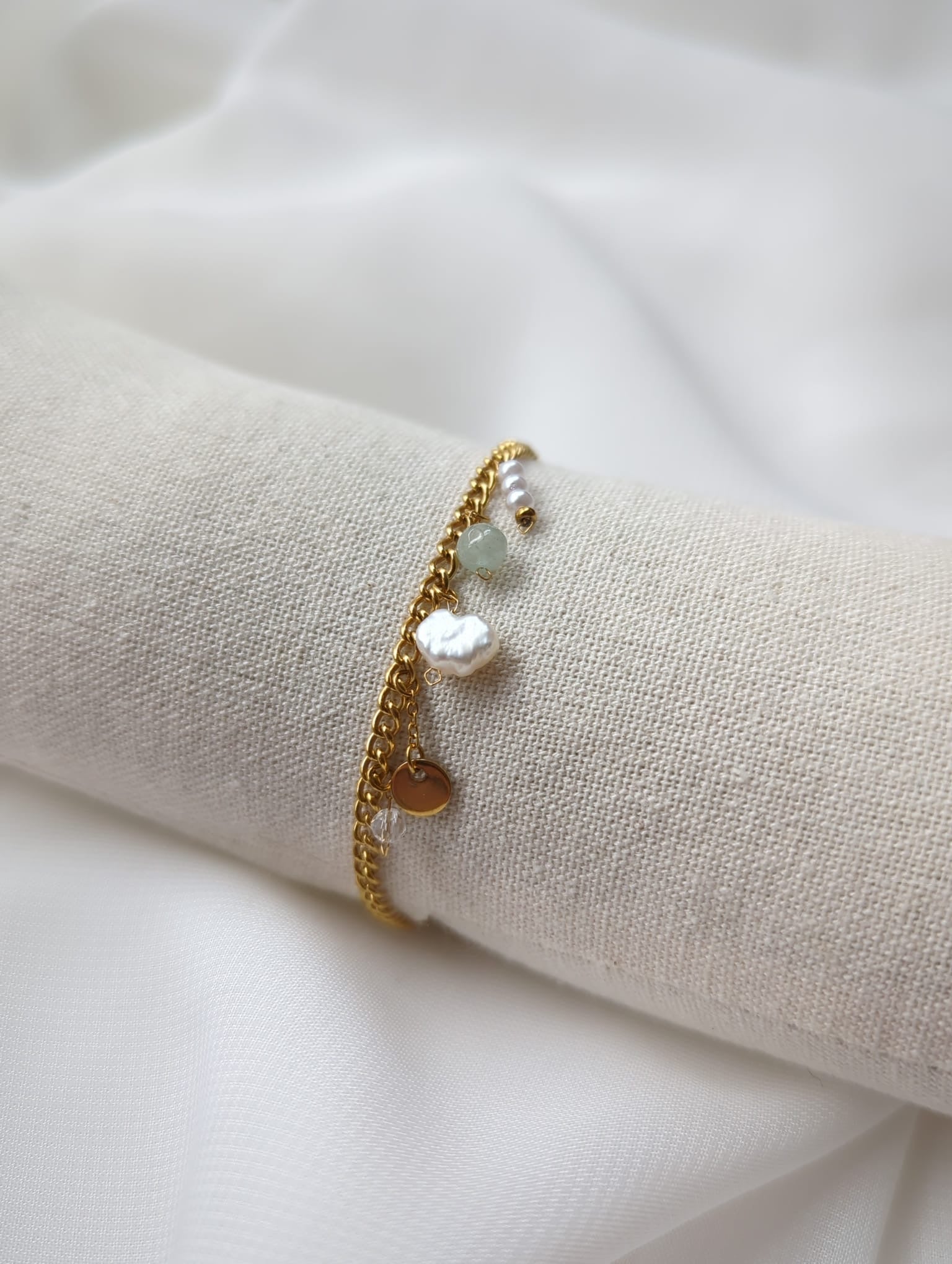 Bracelet doré en acier inoxydable avec breloques et perle d'eau douce