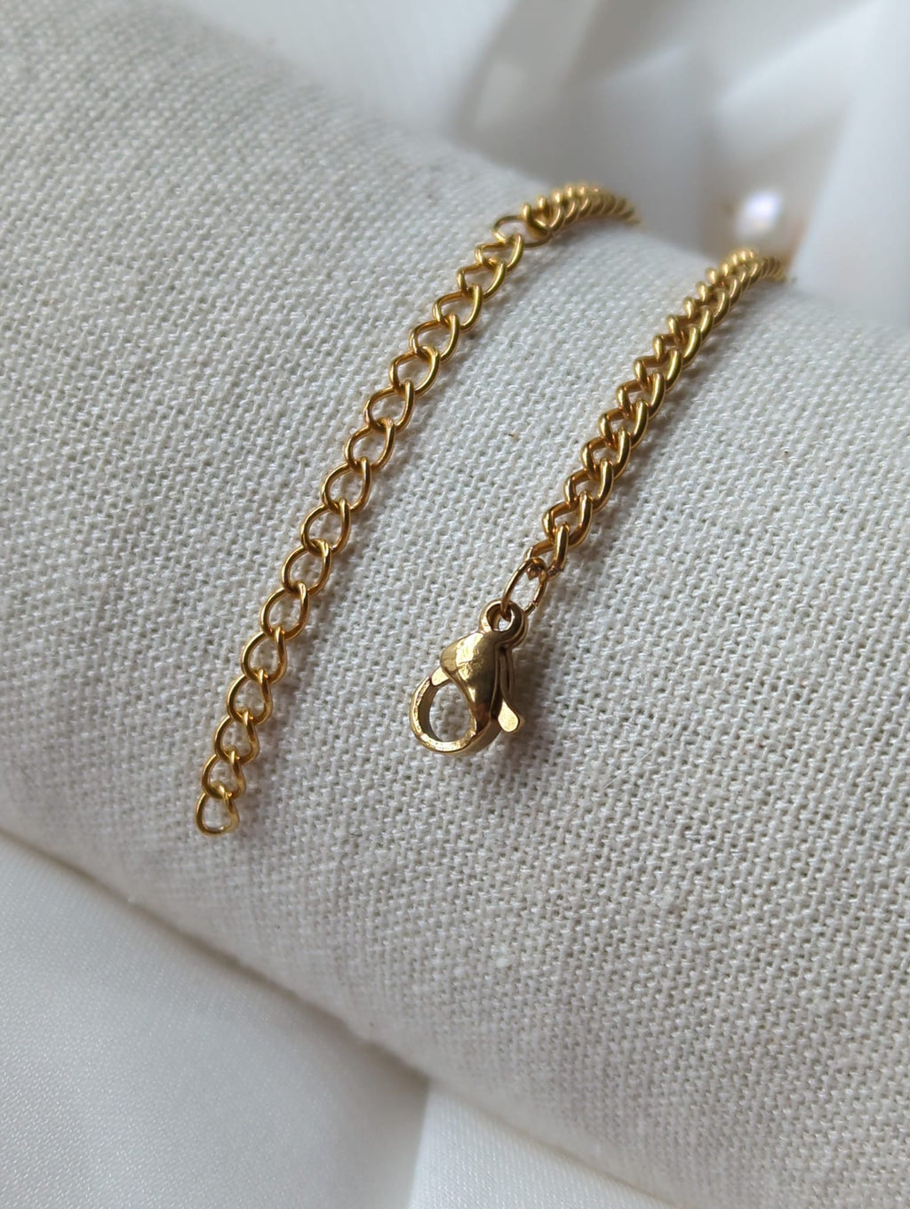 Bracelet doré en acier inoxydable avec breloques dorées et perle d'eau douce