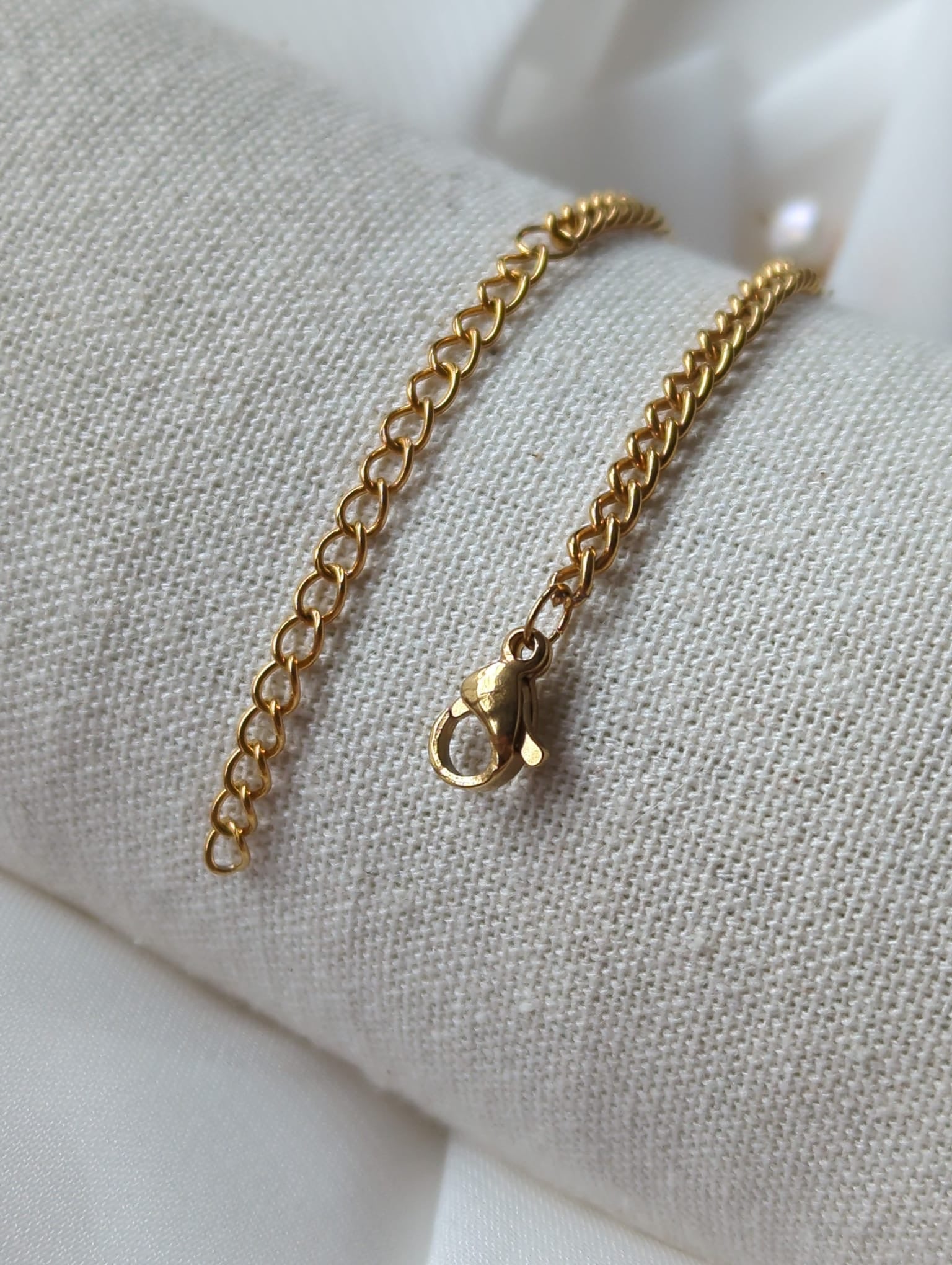 Bracelet doré en acier inoxydable avec breloques dorées et perle d'eau douce