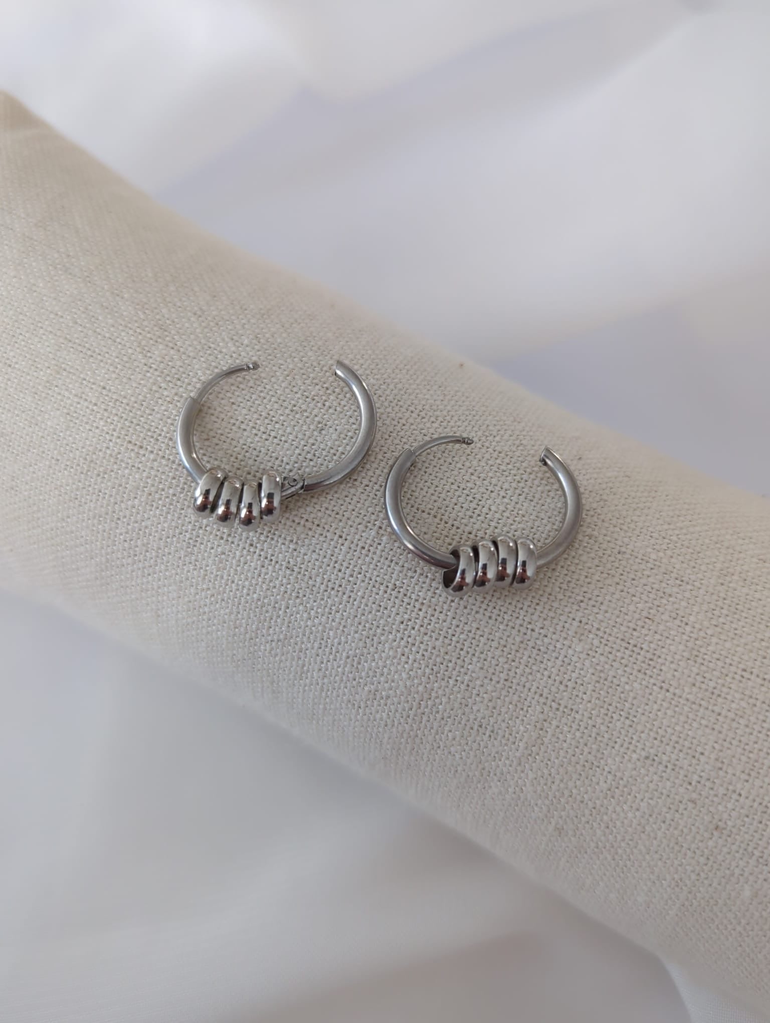 Boucles d'oreilles en acier inoxydable avec breloques anneaux dorées ou argentées - 14 mm