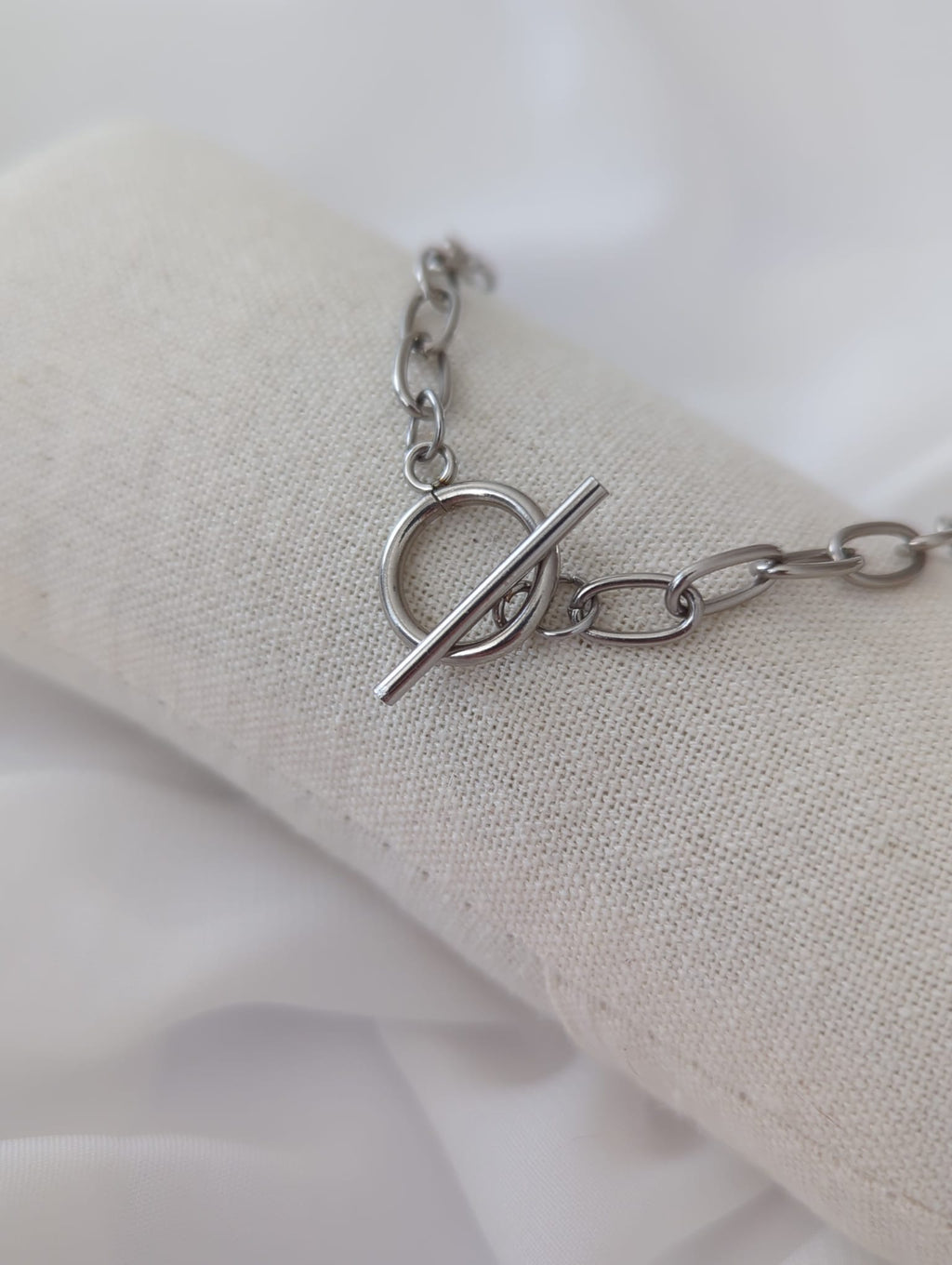 Collier en acier inoxydable argenté avec un fermoir en T
