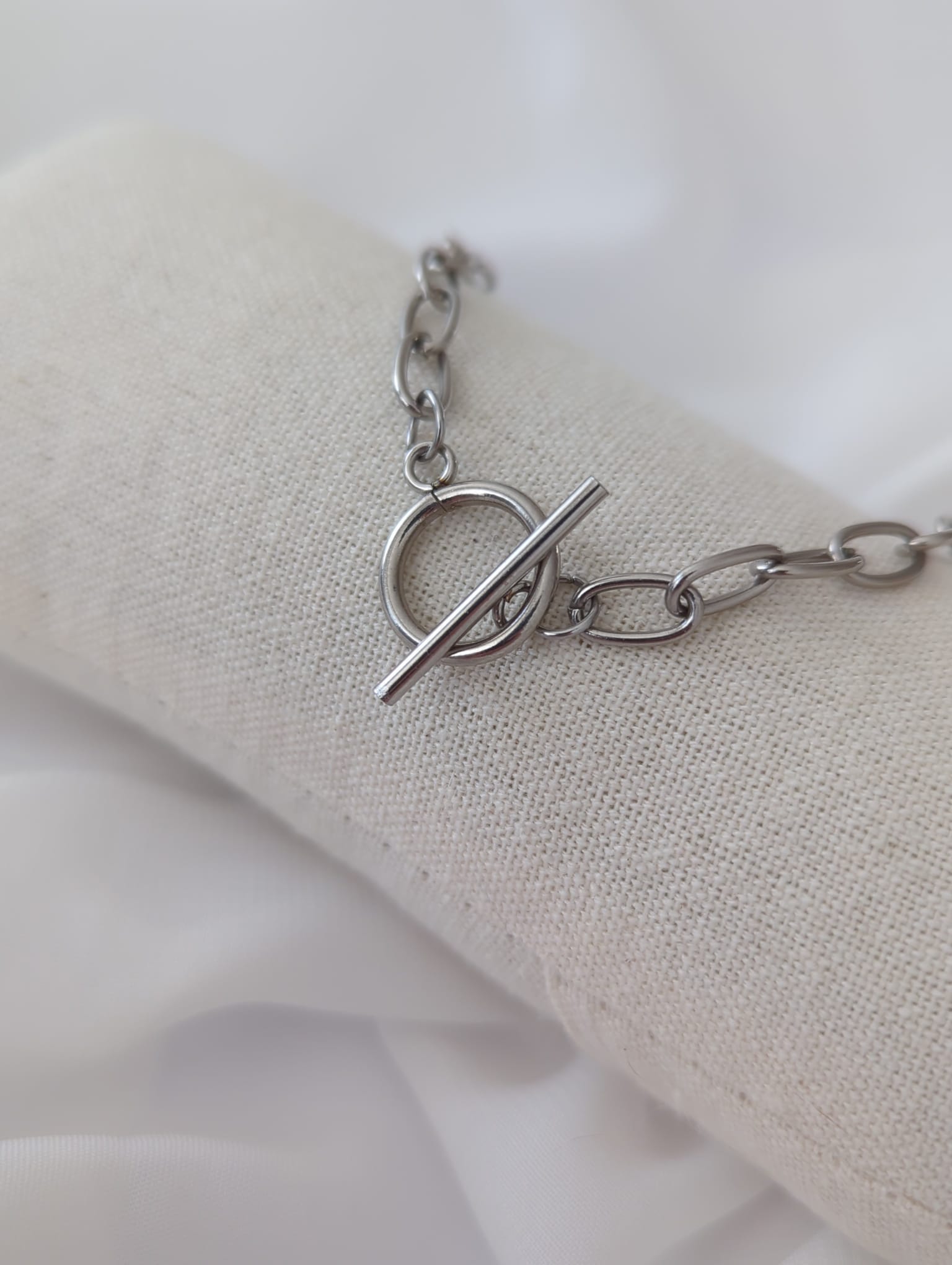 Collier en acier inoxydable argenté avec un fermoir en T