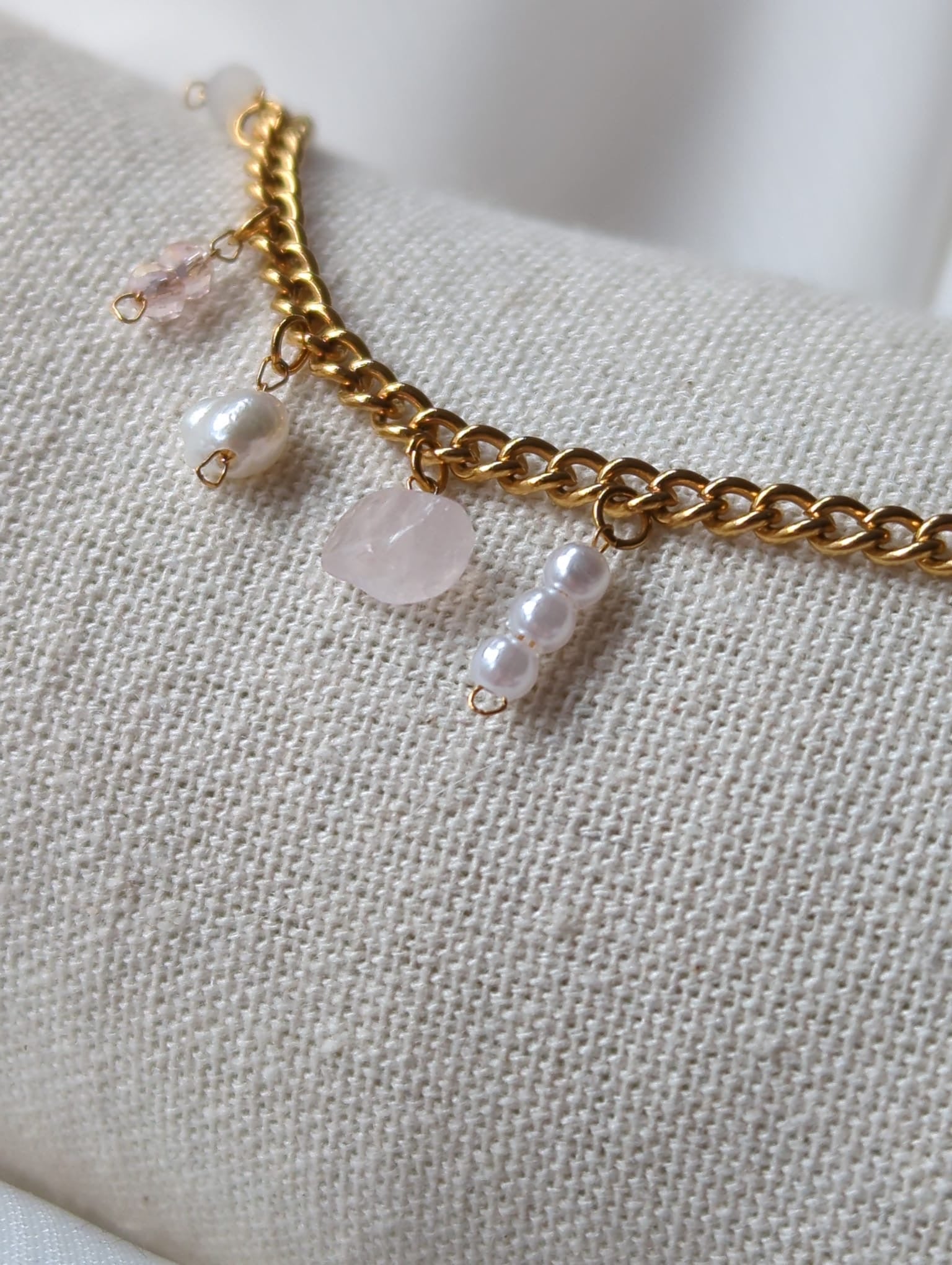 Bracelet doré en acier inoxydable avec perle d'eau douce et une pierre de quartz rose