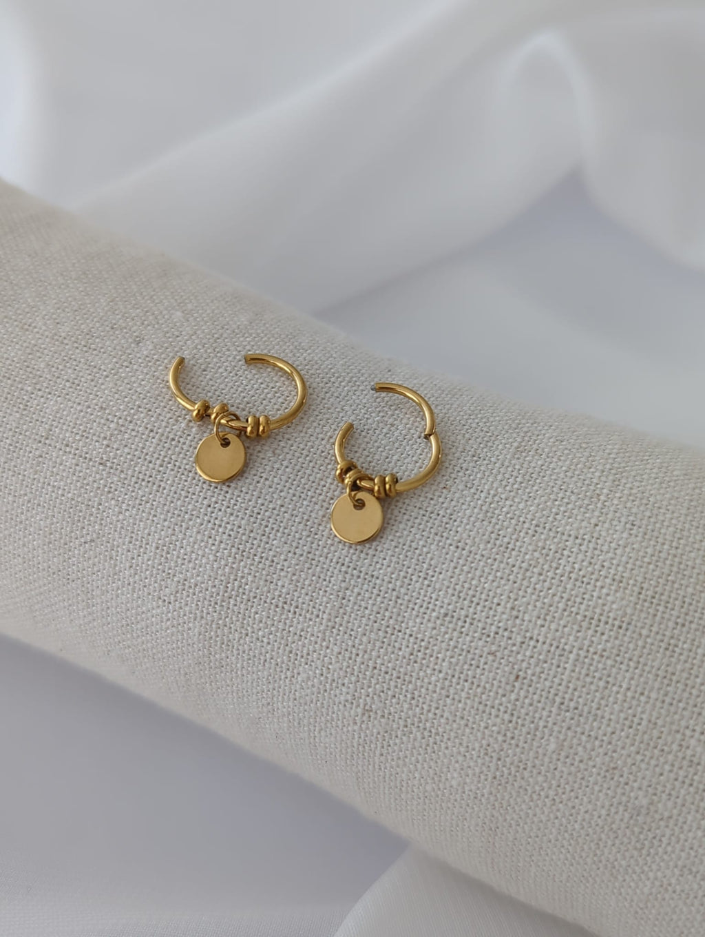 Boucles d'oreilles dorées en titane avec breloques rondes lisses ou à motifs