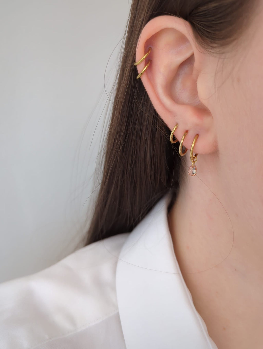 Boucles d'oreilles en titane avec des zircons – 10 mm