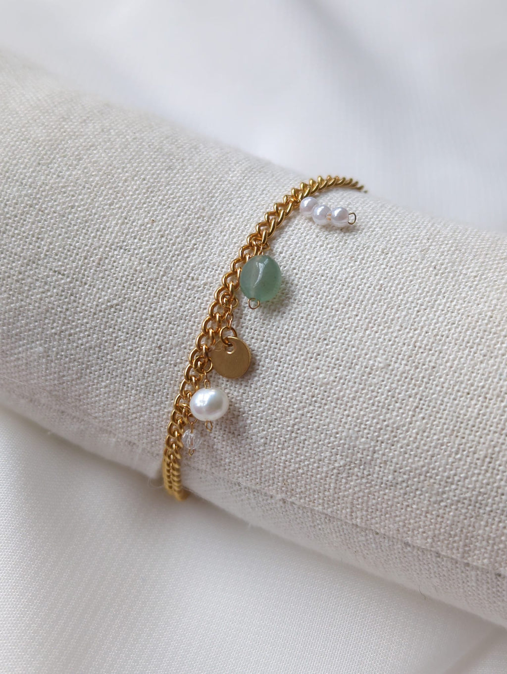 Bracelet doré en acier inoxydable avec perle d'eau douce, pierre aventurine et breloques
