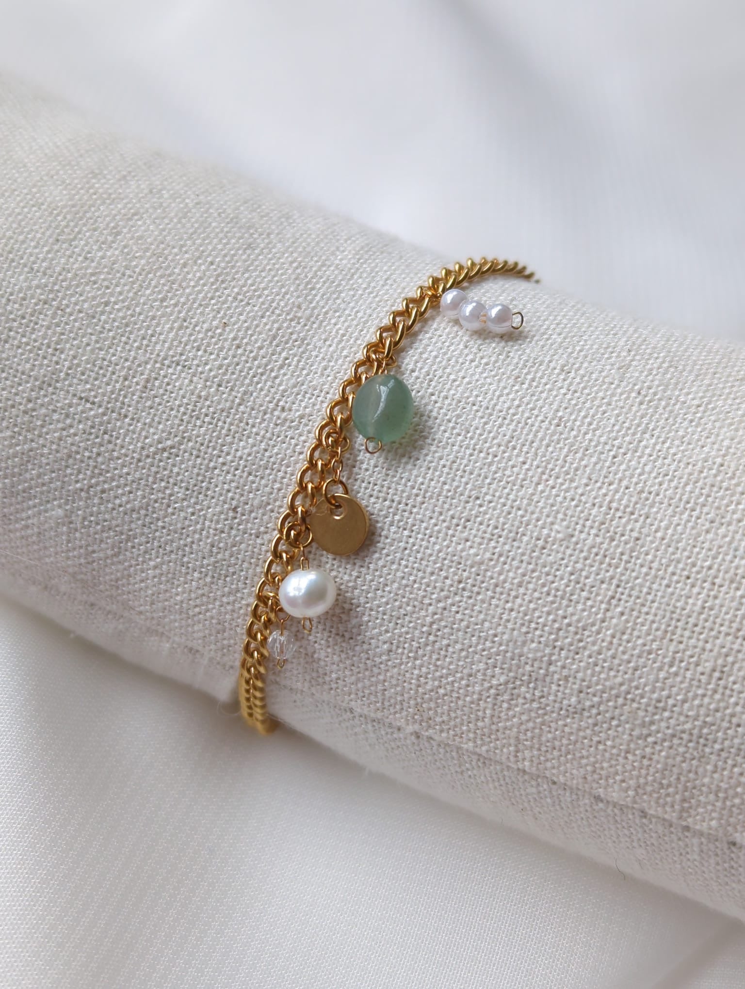 Bracelet doré en acier inoxydable avec perle d'eau douce, pierre aventurine et breloques