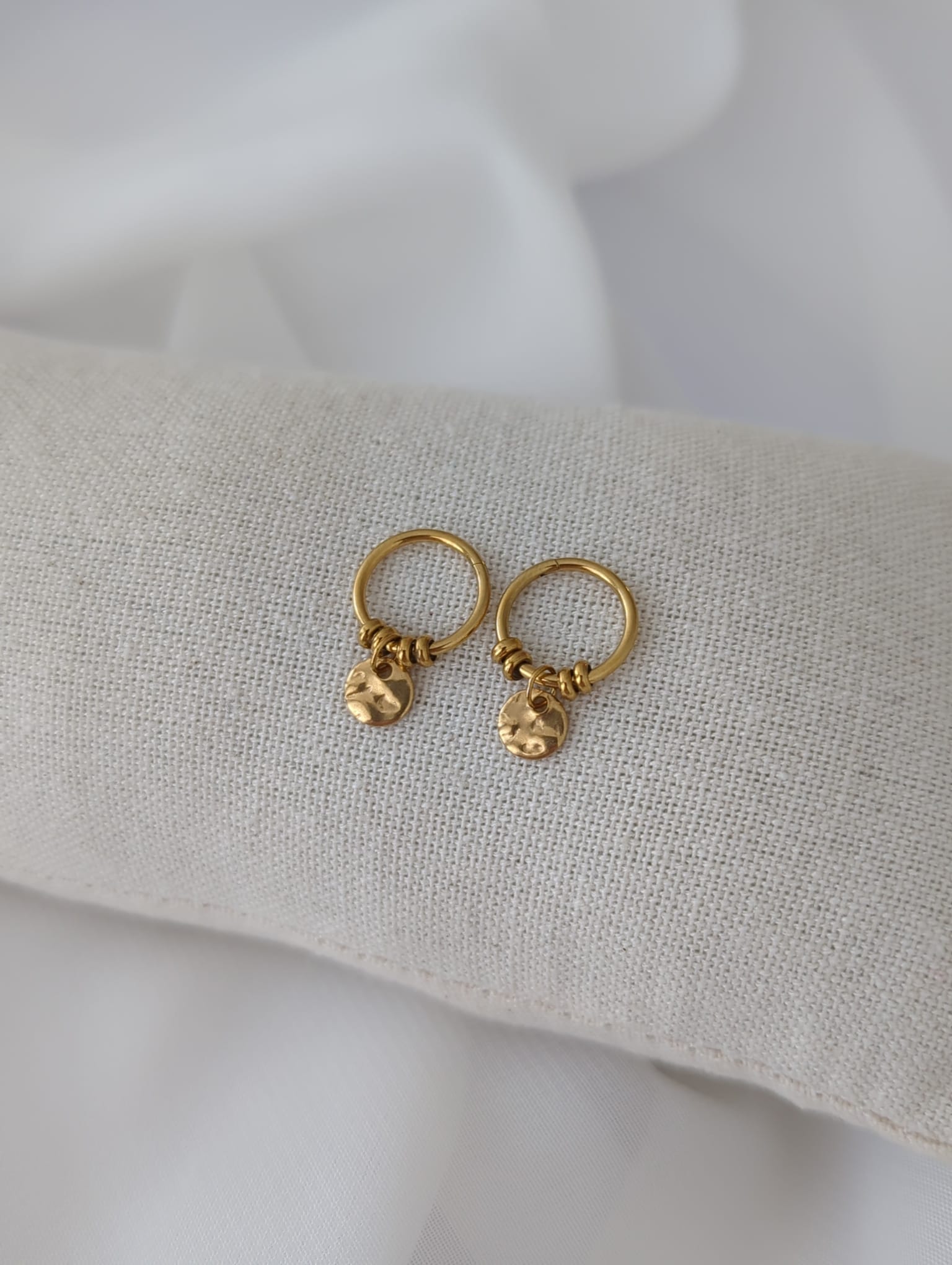 Boucles d'oreilles dorées en titane avec breloques rondes lisses ou à motifs