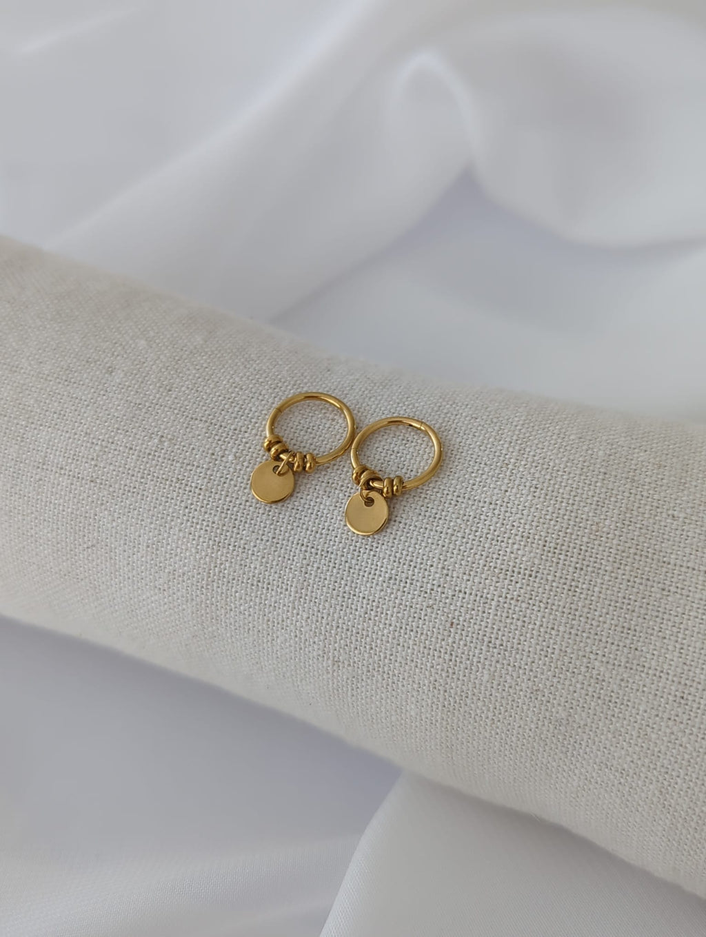 Boucles d'oreilles dorées en titane avec breloques rondes lisses ou à motifs