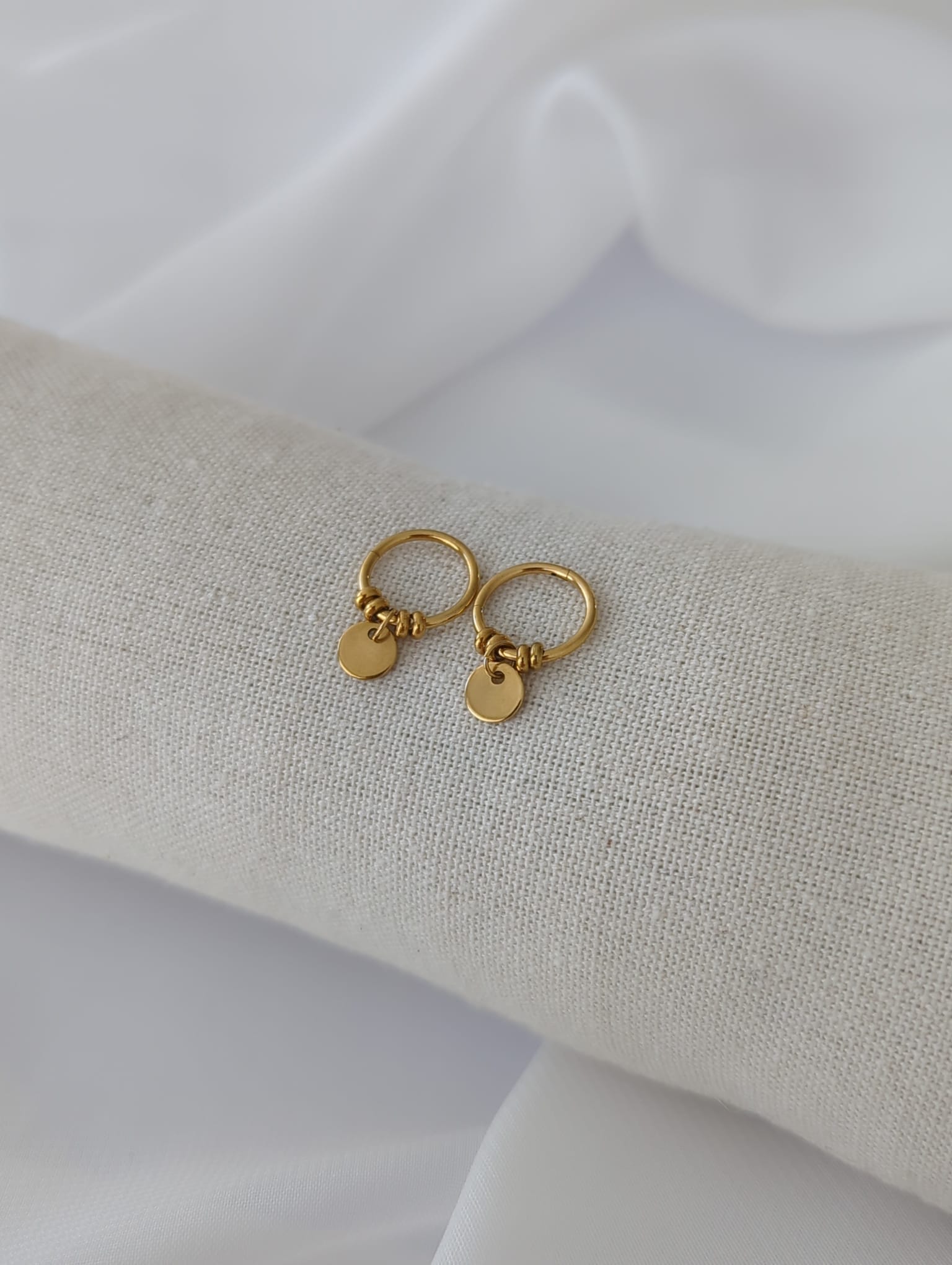 Boucles d'oreilles dorées en titane avec breloques rondes lisses ou à motifs