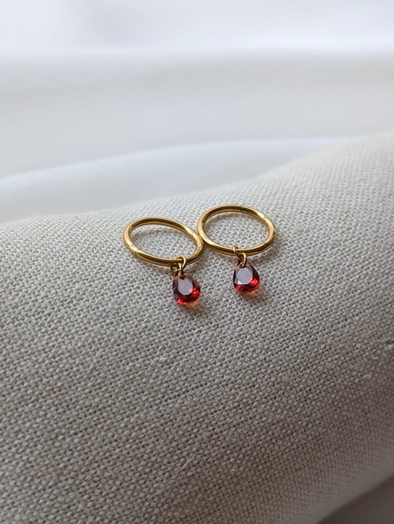 Boucles d'oreilles en titane avec des zircons – 10 mm