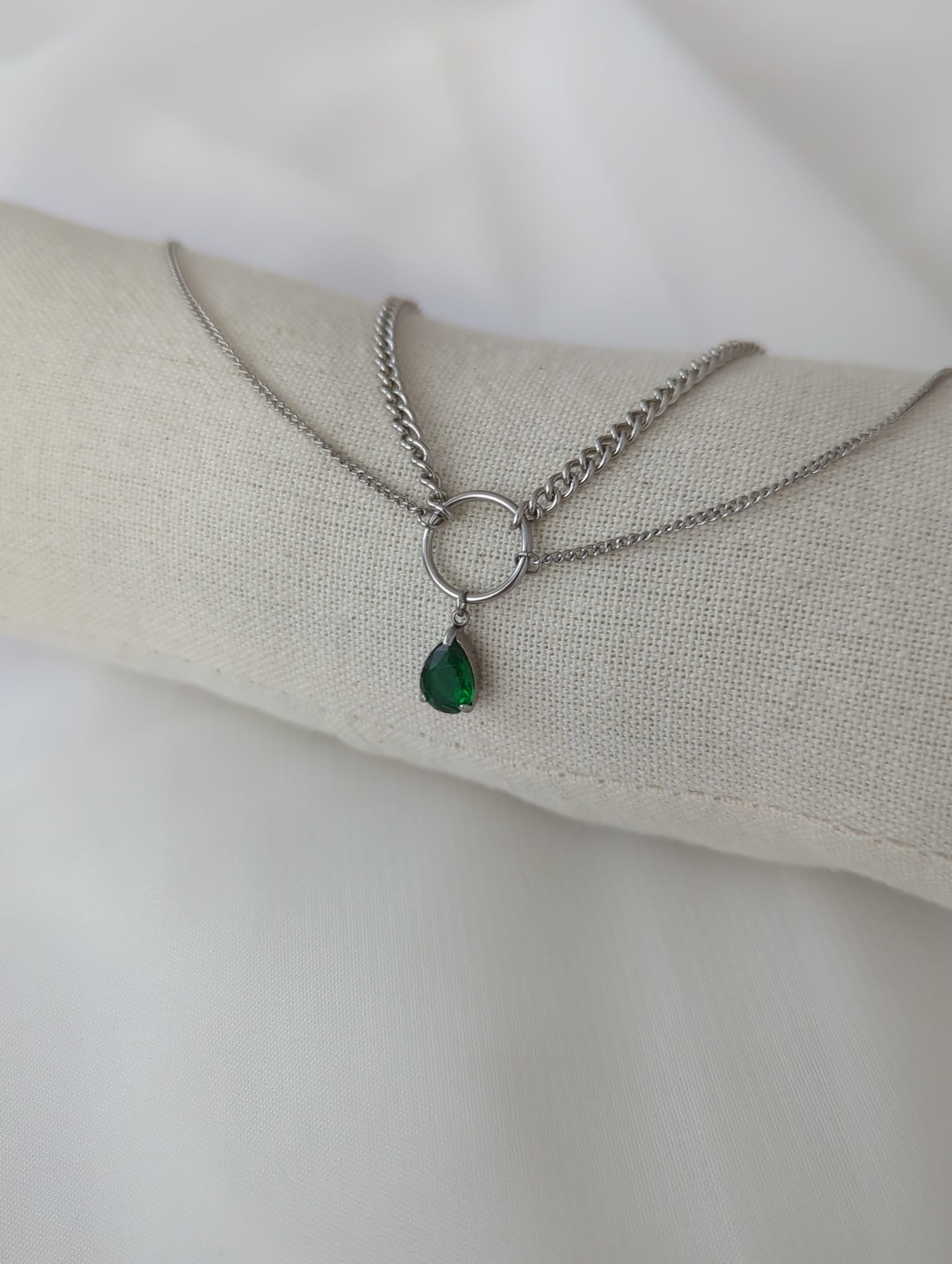 Collier argenté doubles chaines en acier inoxydable avec pendentif vert ou noir