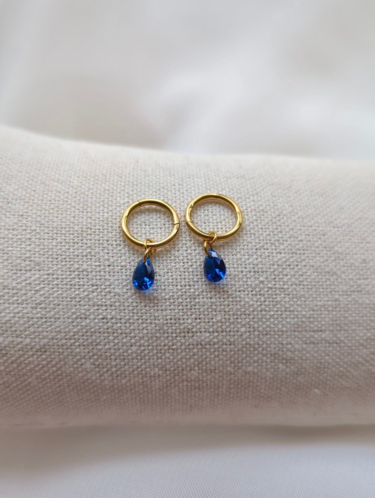 Boucles d'oreilles en titane avec des zircons – 8 mm