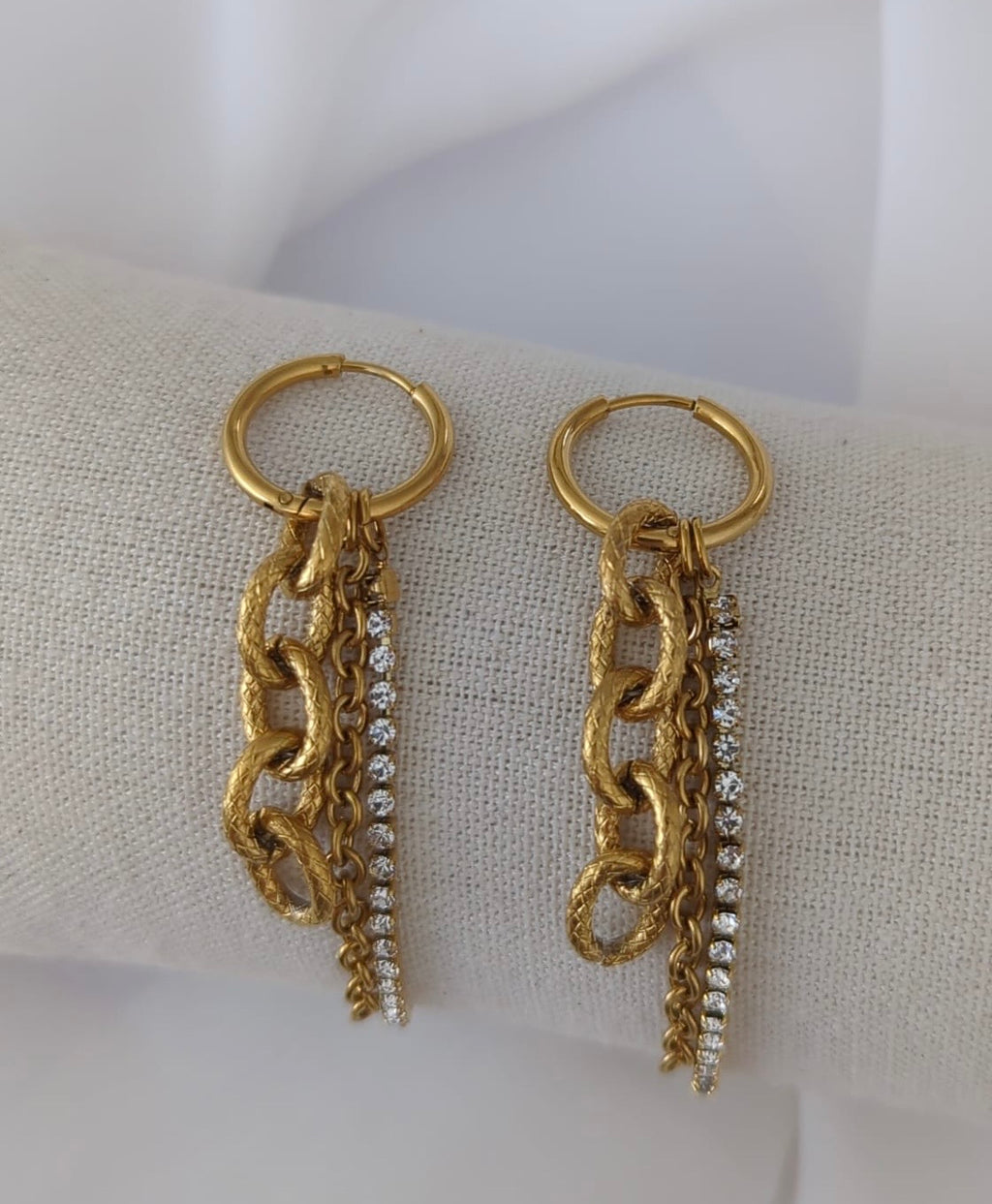Boucles d'oreilles dorées en acier inoxydable avec des chaînes dorées en acier et une chaîne strass en acier