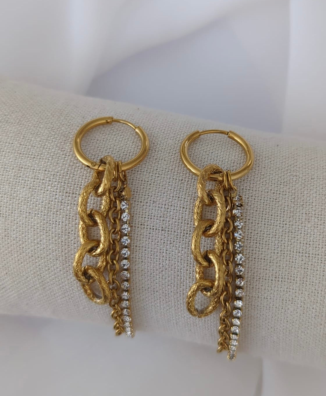 Boucles d'oreilles dorées en acier inoxydable avec des chaînes dorées en acier et une chaîne strass en acier
