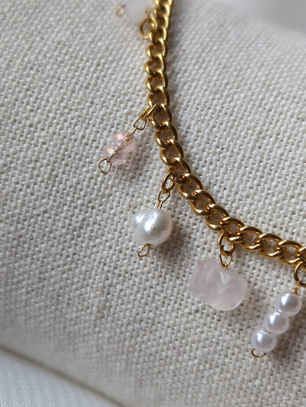 Bracelet doré en acier inoxydable avec perle d'eau douce et une pierre de quartz rose