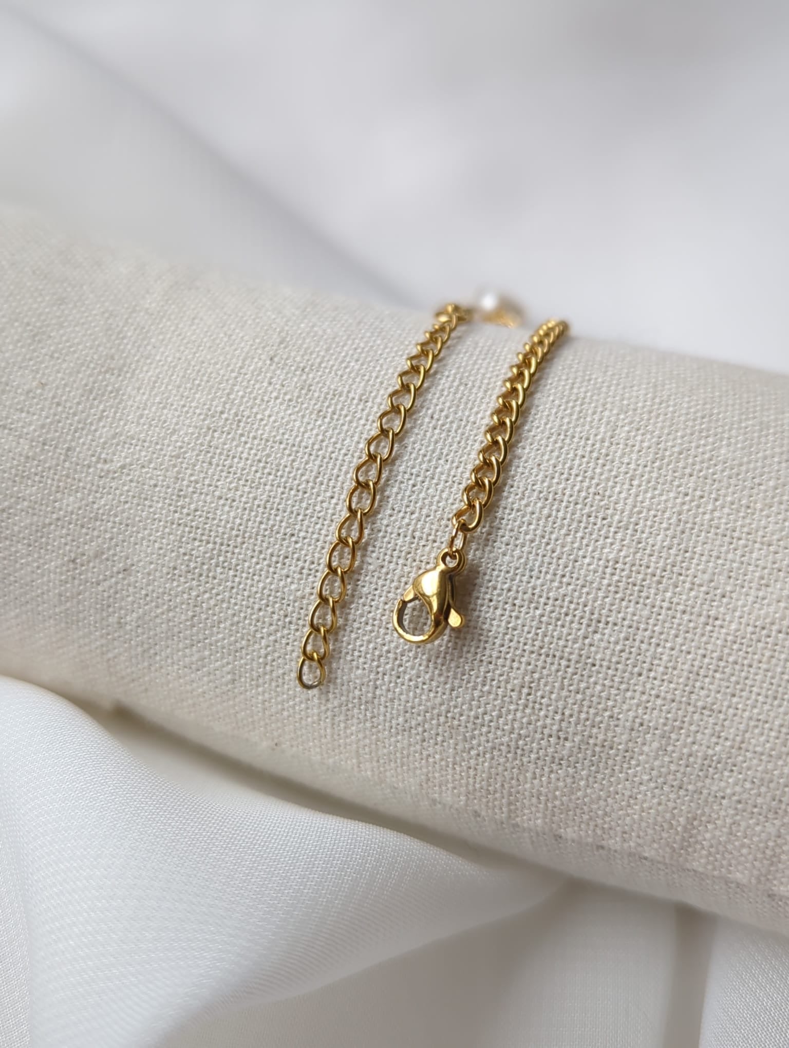 Bracelet doré en acier inoxydable avec perle d'eau douce, pierre aventurine et breloques