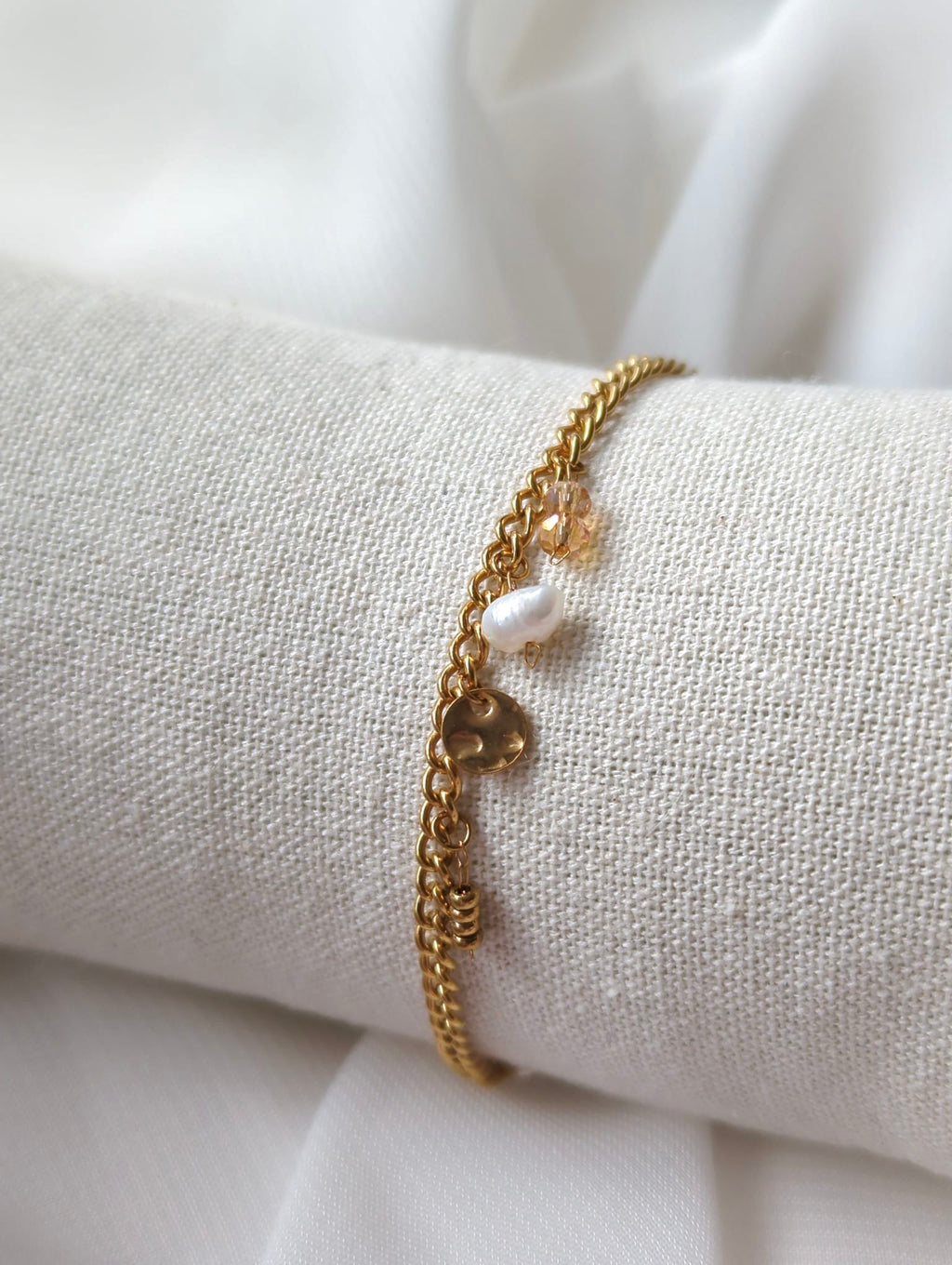Bracelet doré en acier inoxydable avec breloques dorées et perle d'eau douce