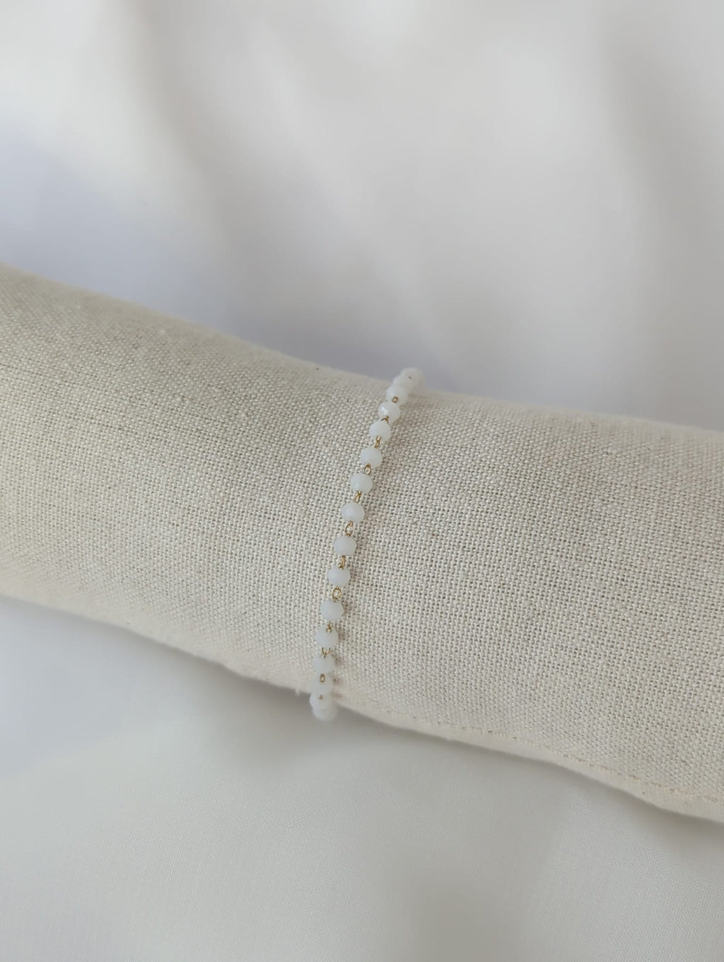 Bracelet doré en acier inoxydable avec des perles de pierres blanches
