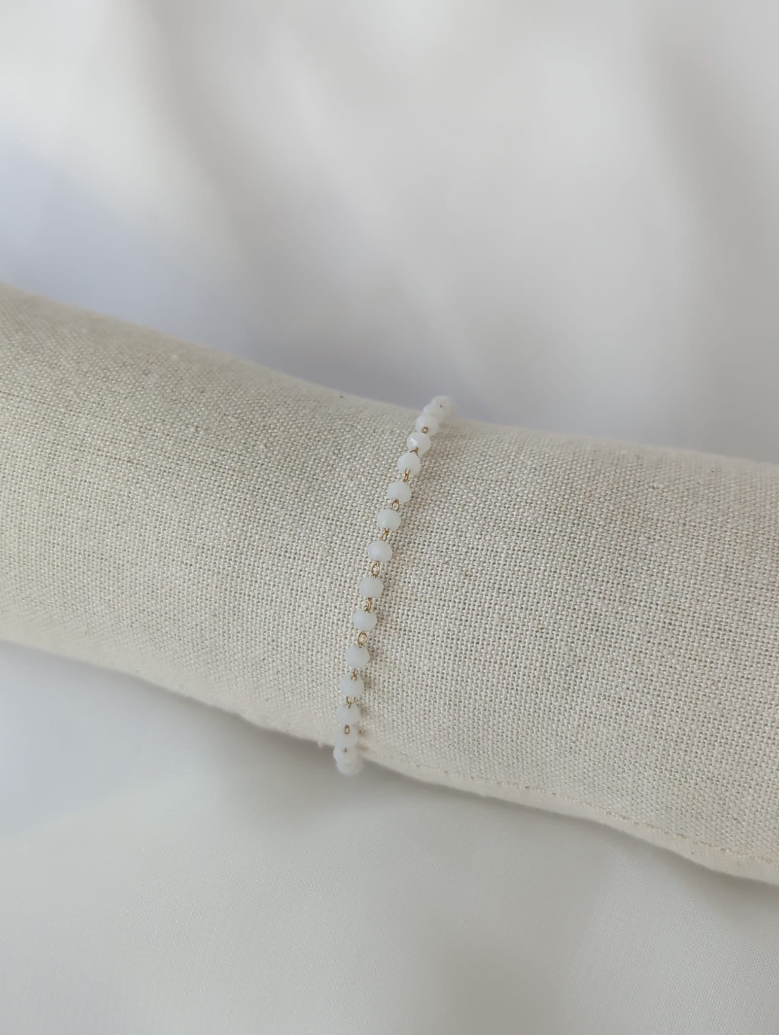 Bracelet doré en acier inoxydable avec des perles de pierres blanches